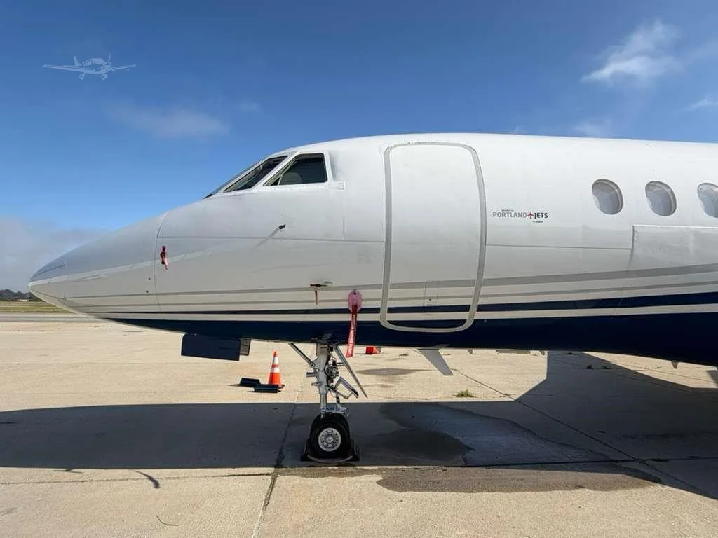 Exterior view of a DASSAULT FALCON 900B, N805AL.