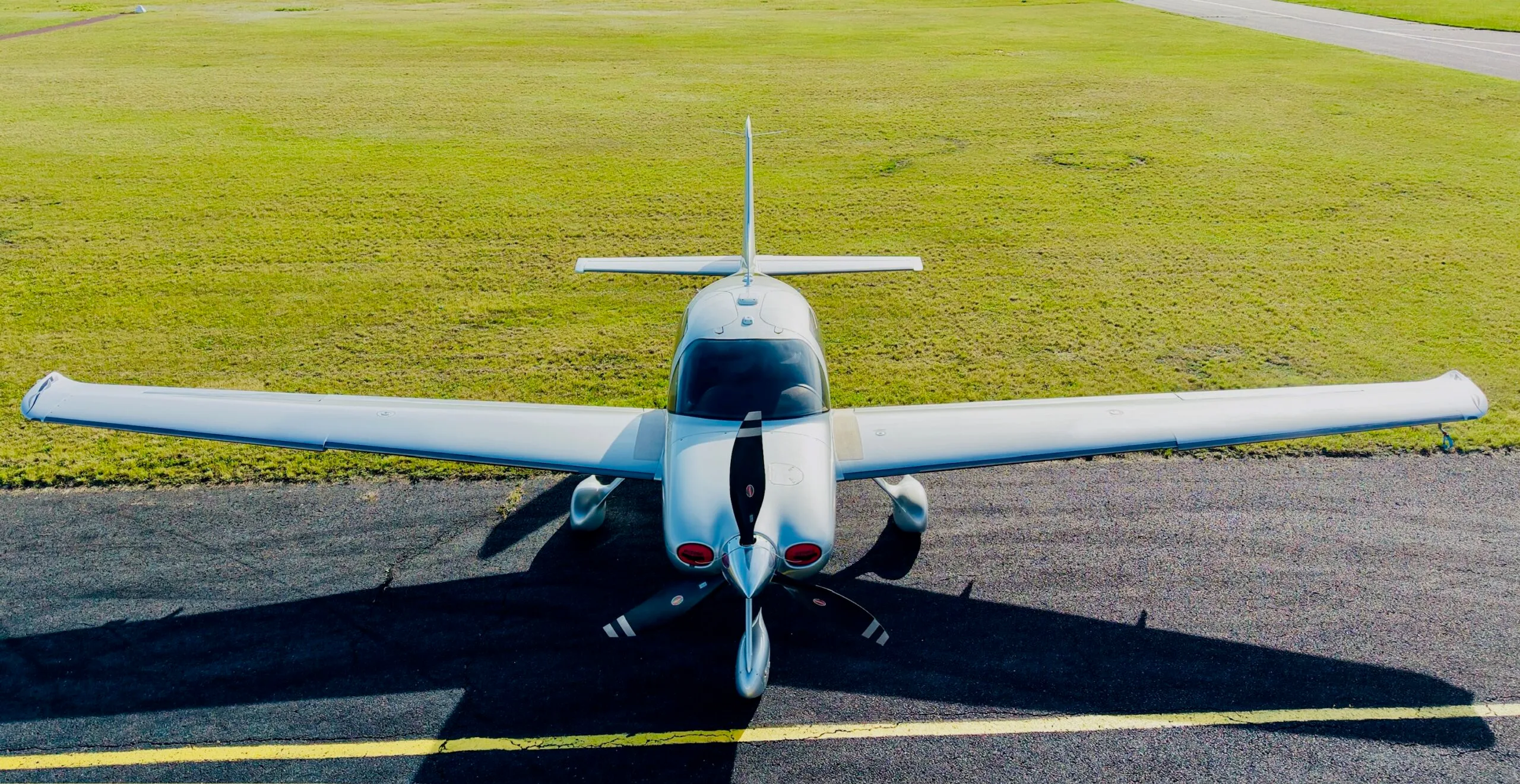 Exterior view of a 2007 Cirrus SR22-G3 Turbo GTS, N559SR.