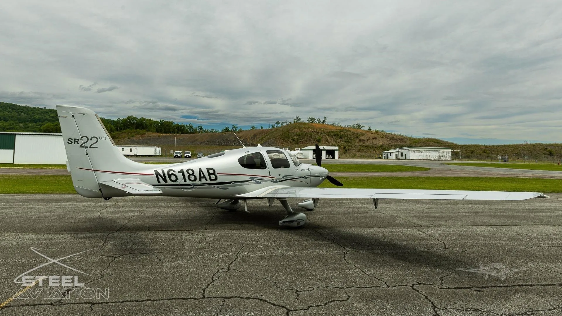 Exterior view of a 2010 CIRRUS SR22-G3, N618AB.