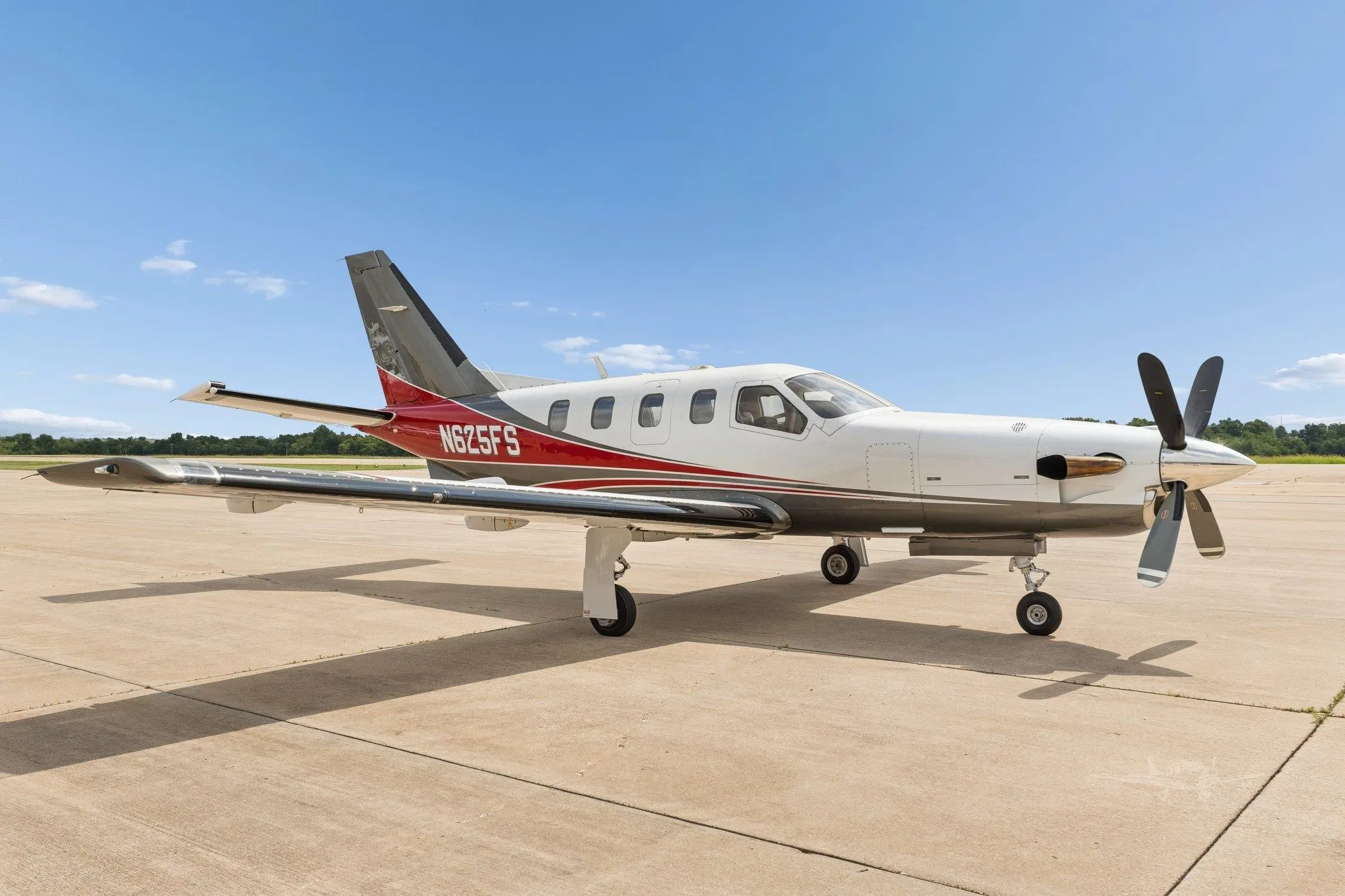 Exterior view of a 1999 DAHER TBM 700B, N625FS.