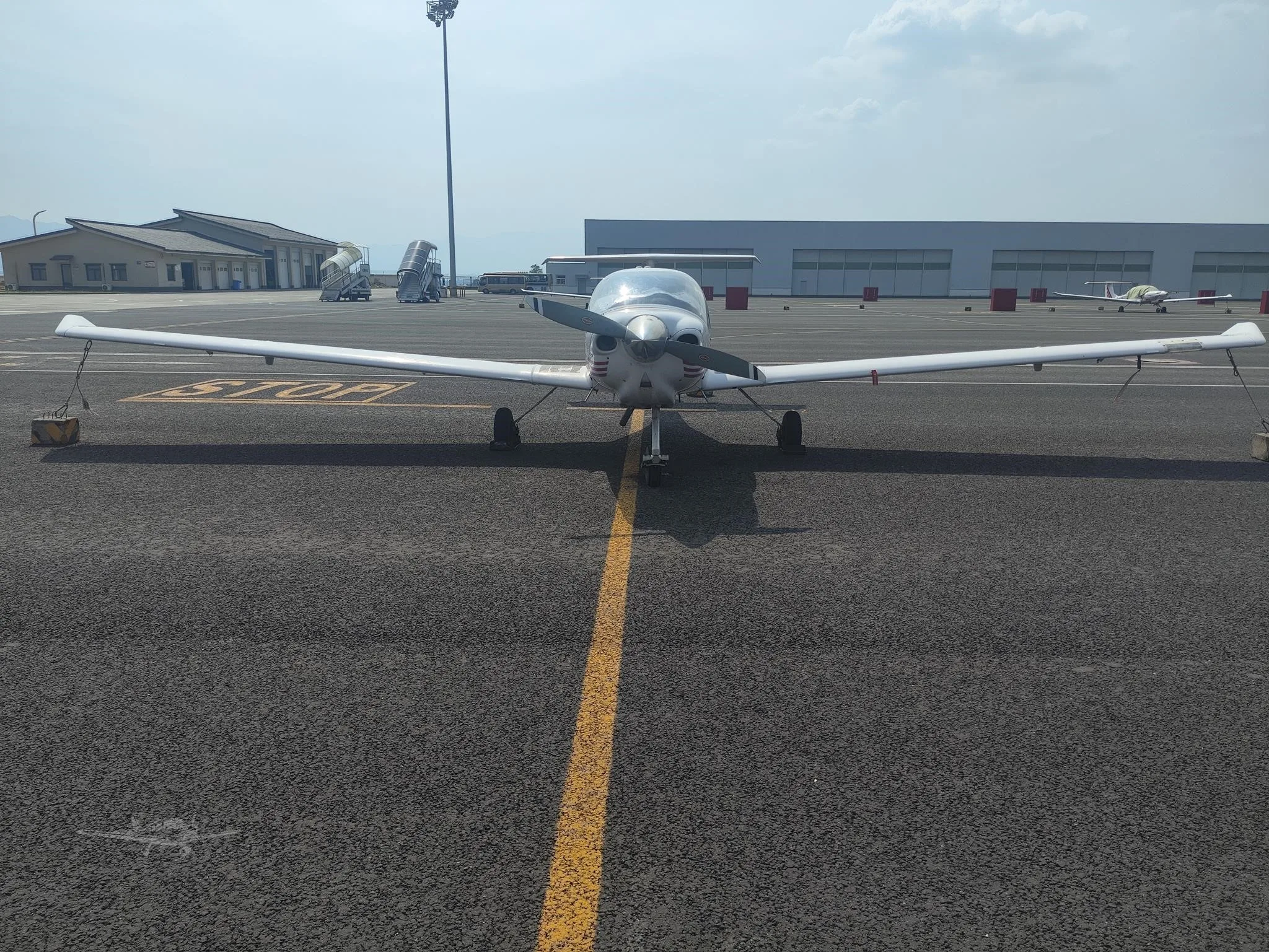 Exterior view of a 2005 DIAMOND DA40-180 STAR, B-9135.