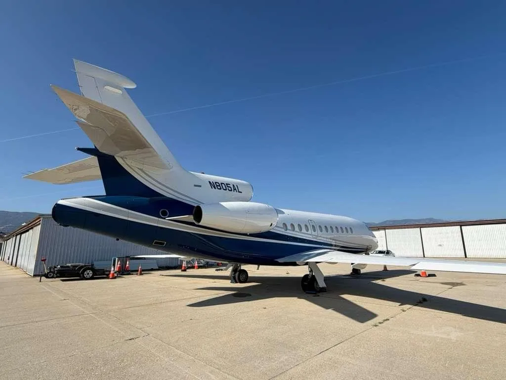 Exterior view of a DASSAULT FALCON 900B, N805AL.