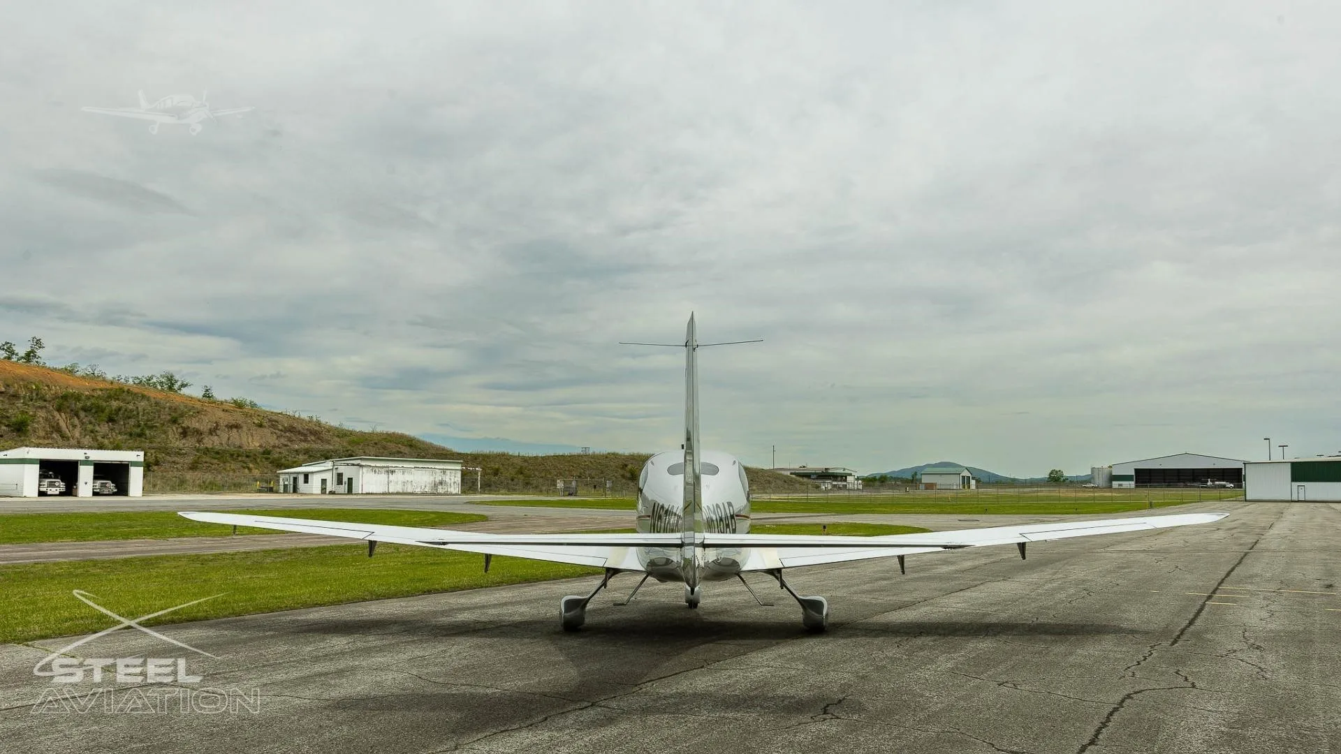 Exterior view of a 2010 CIRRUS SR22-G3, N618AB.