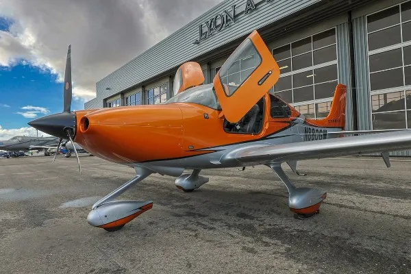 Exterior view of a 2023 Cirrus SR20, N880GM.