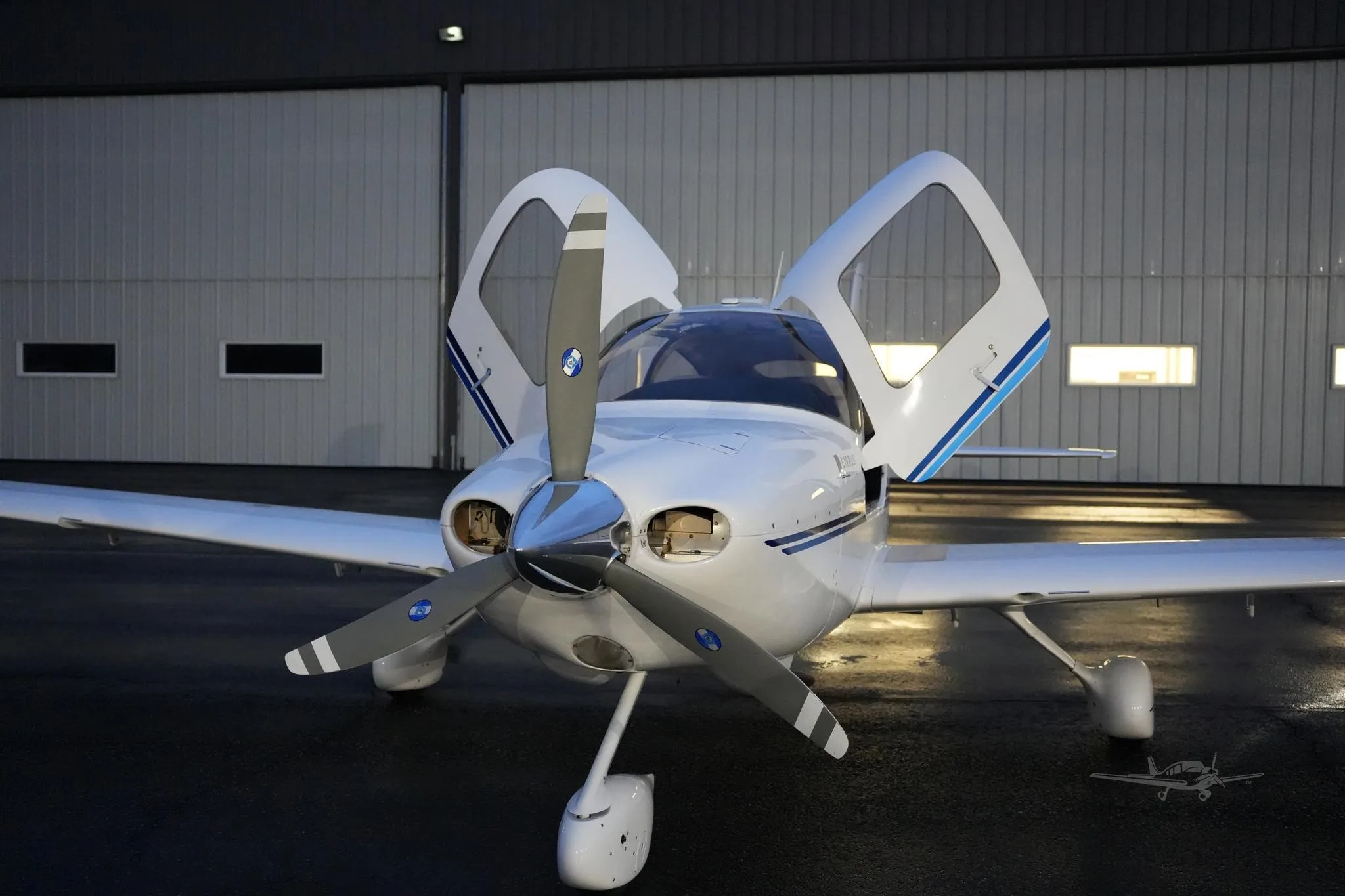 Exterior view of a 2003 CIRRUS SR20, C-GGDS.