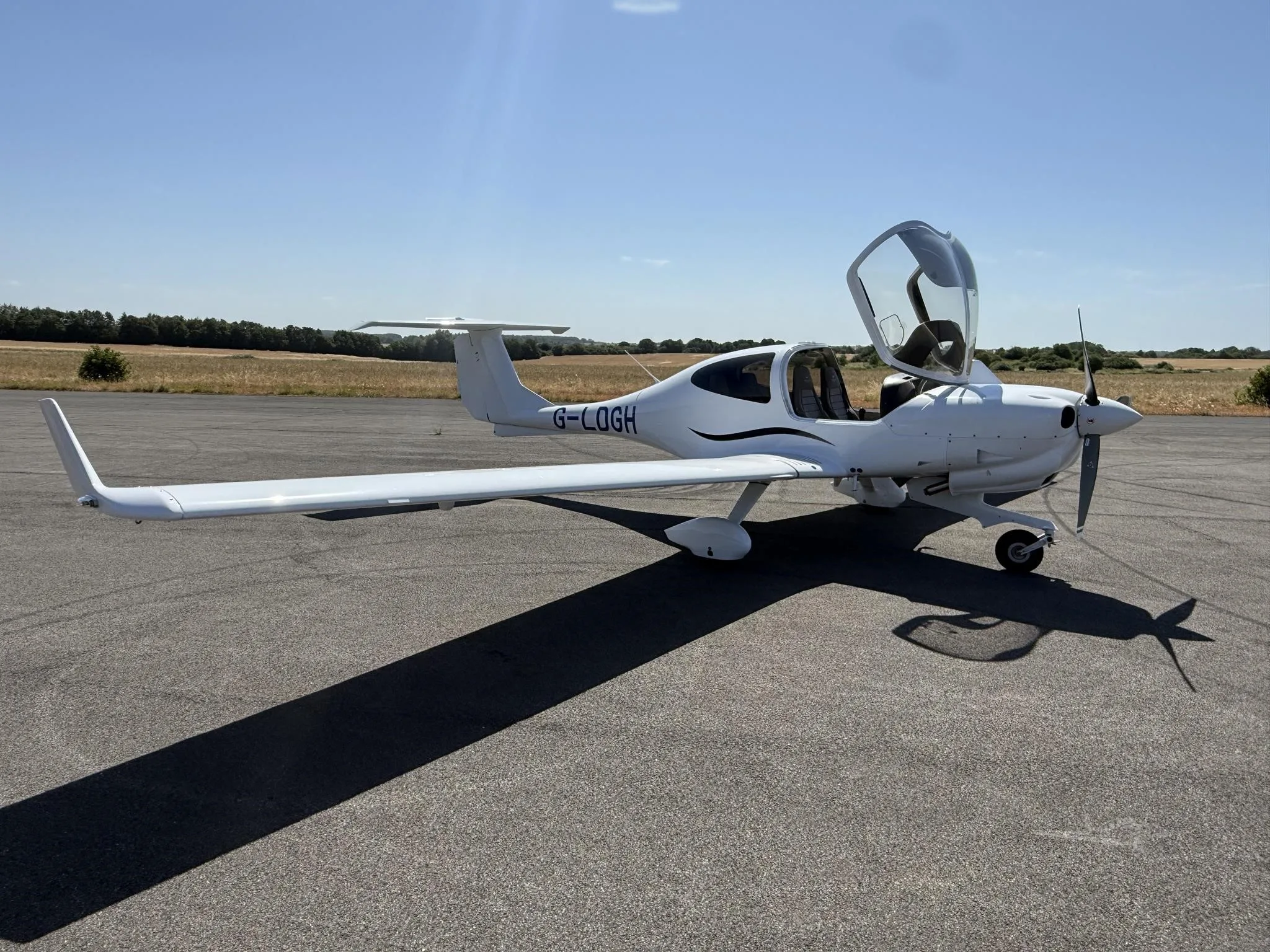 Exterior view of a 2021 DIAMOND DA40 NG, G-LDGH.