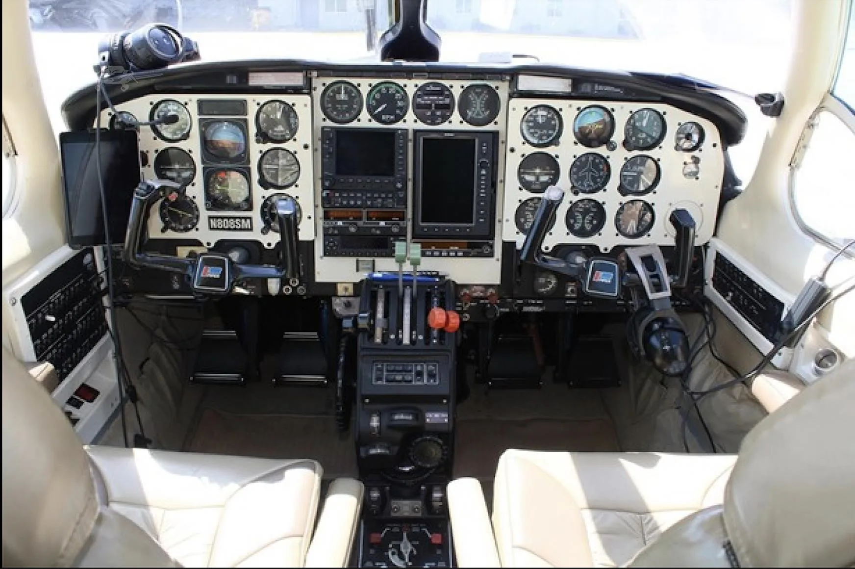 Cockpit and instrument panel of a 1984 PIPER NAVAJO CHIEFTAIN.