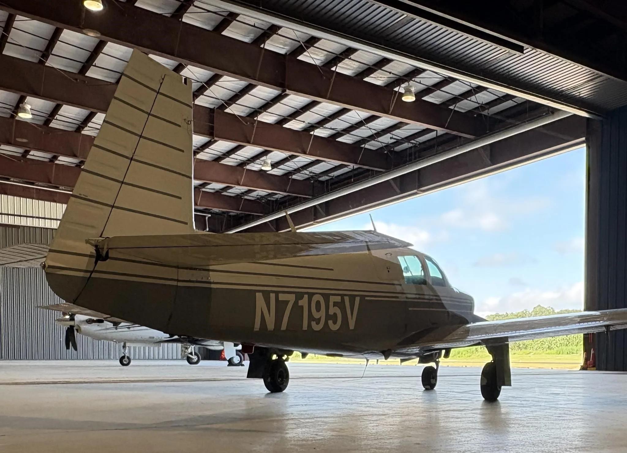 Exterior view of a 1975 MOONEY M20C RANGER, N7195V.