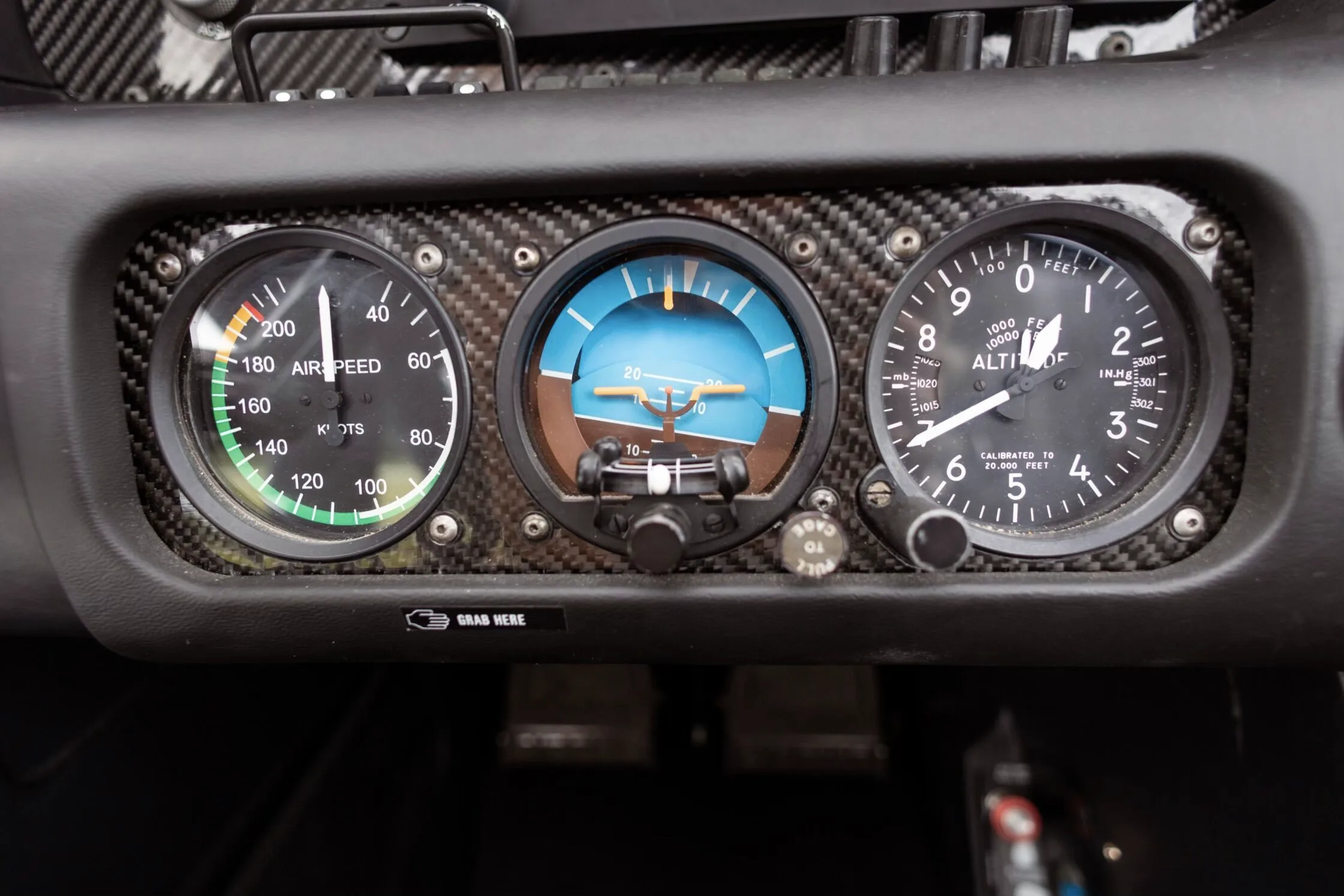Cockpit and instrument panel of a 2003 Cirrus SR22 G1.