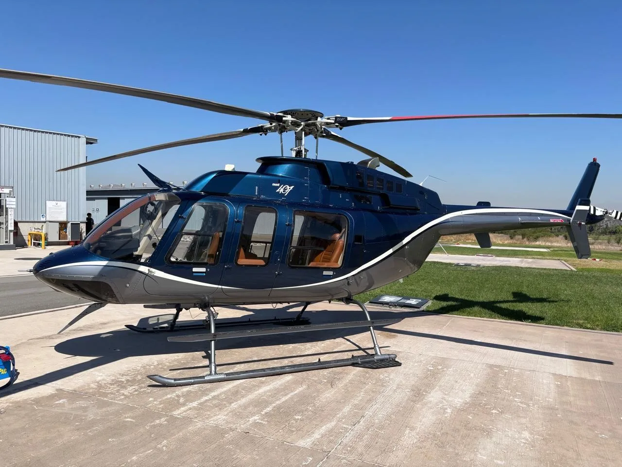 Cockpit and instrument panel of a 1997 BELL 407.