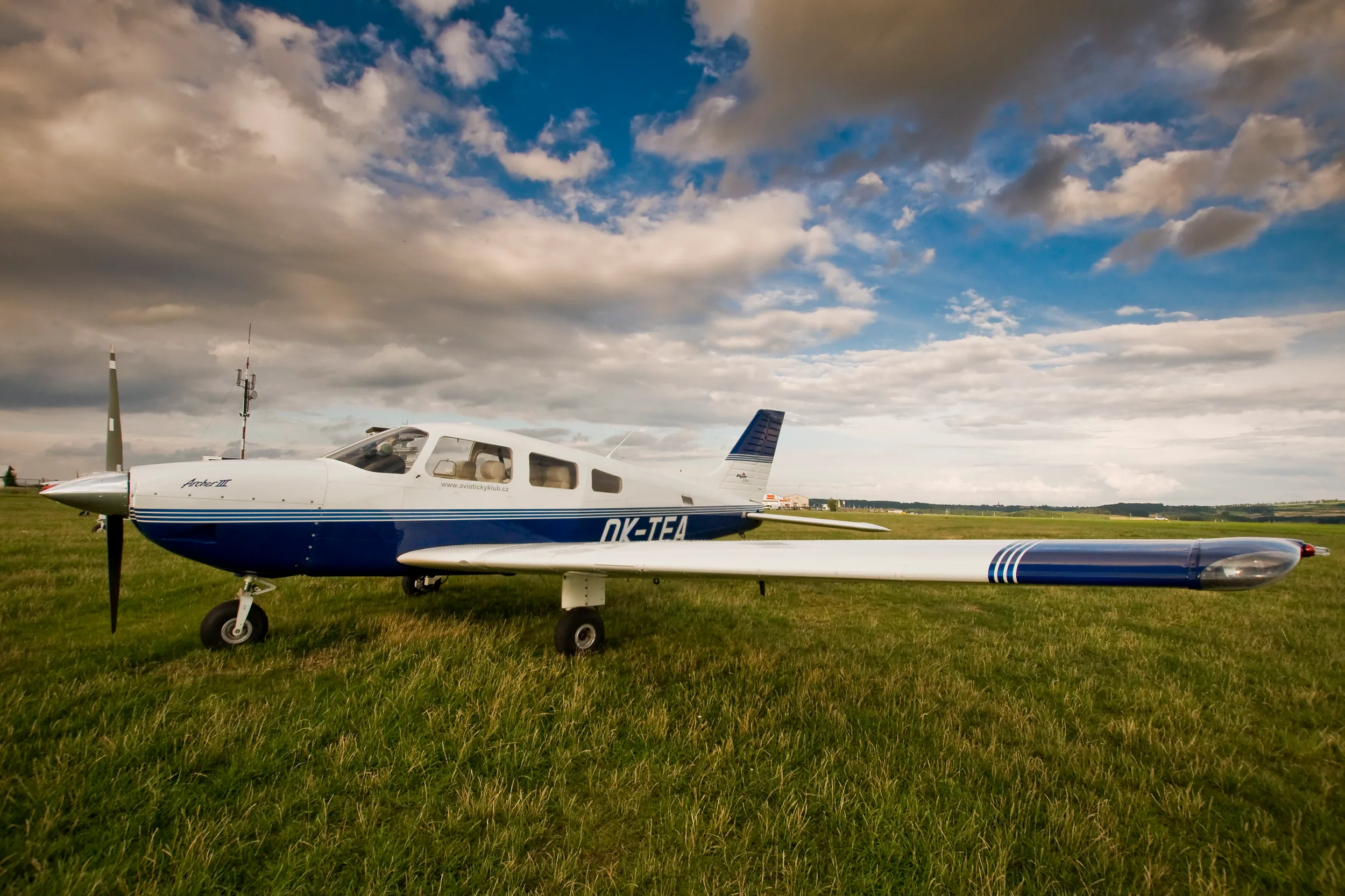 Exterior view of a 2000 Piper PA-28-181 Archer III.