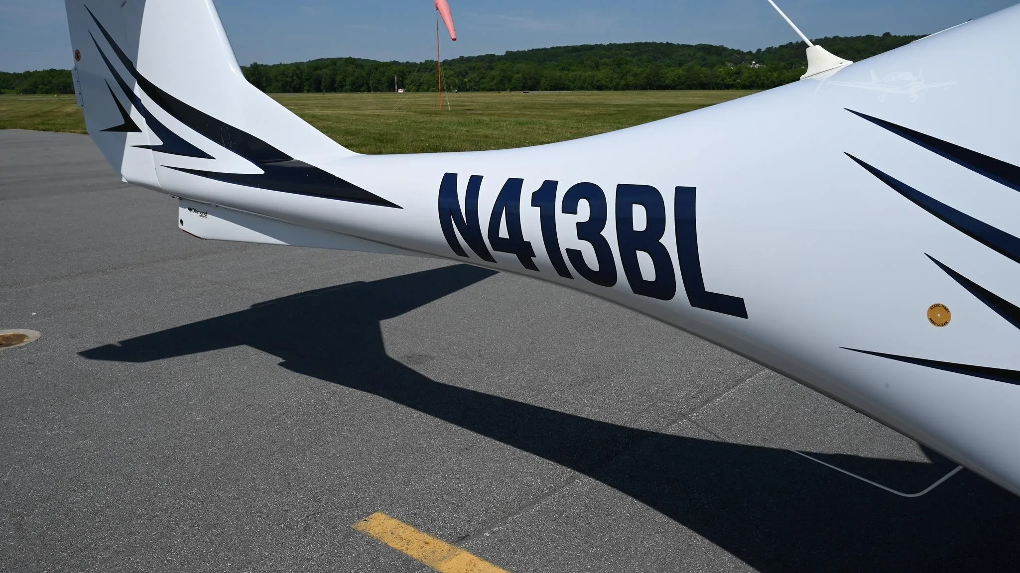 Exterior view of a 2019 DIAMOND DA40 NG, N413BL.