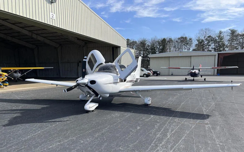 Exterior view of a 2000 Cirrus SR20 G1.
