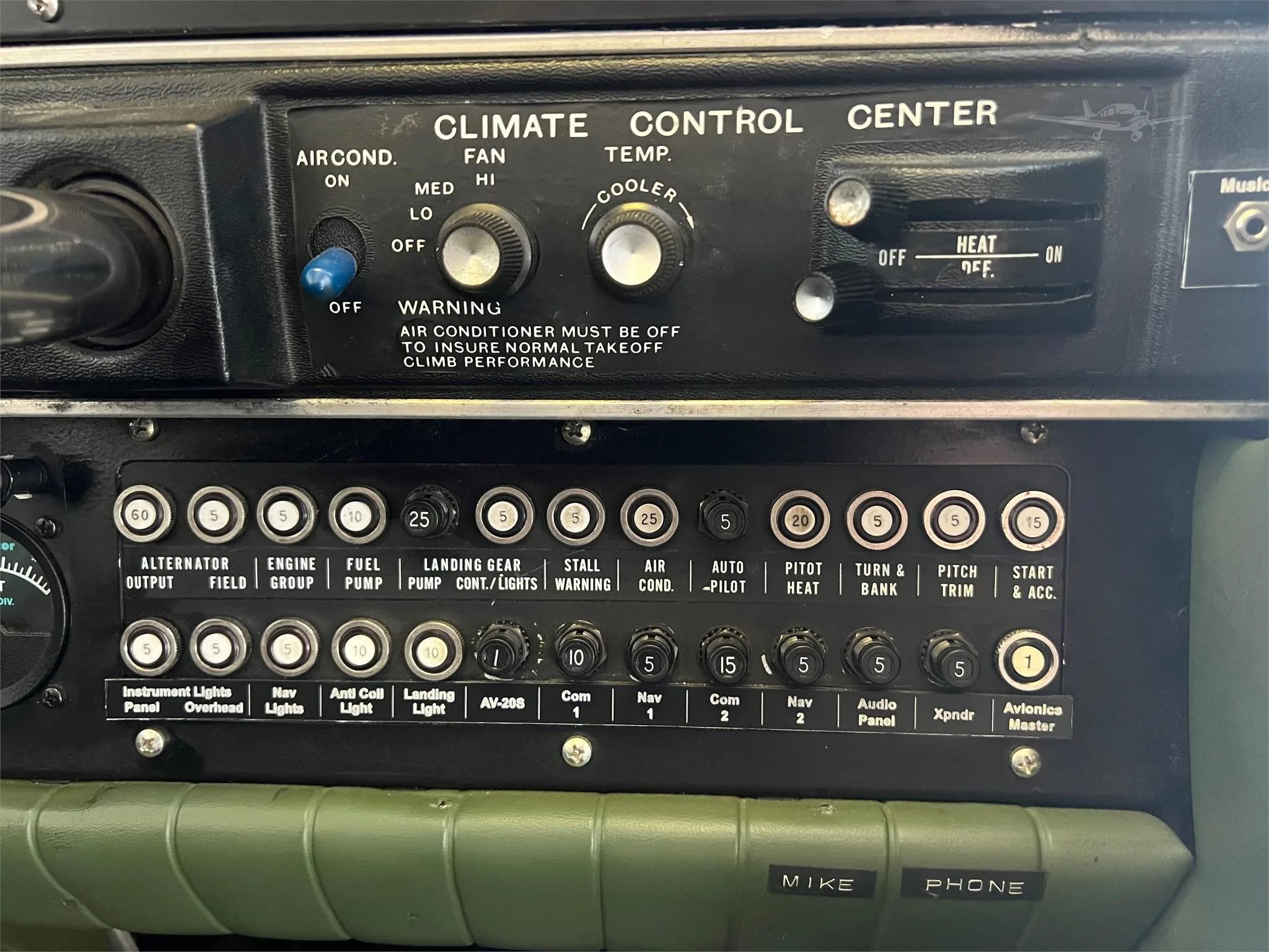 Avionics suite of a 1972 PIPER ARROW II.