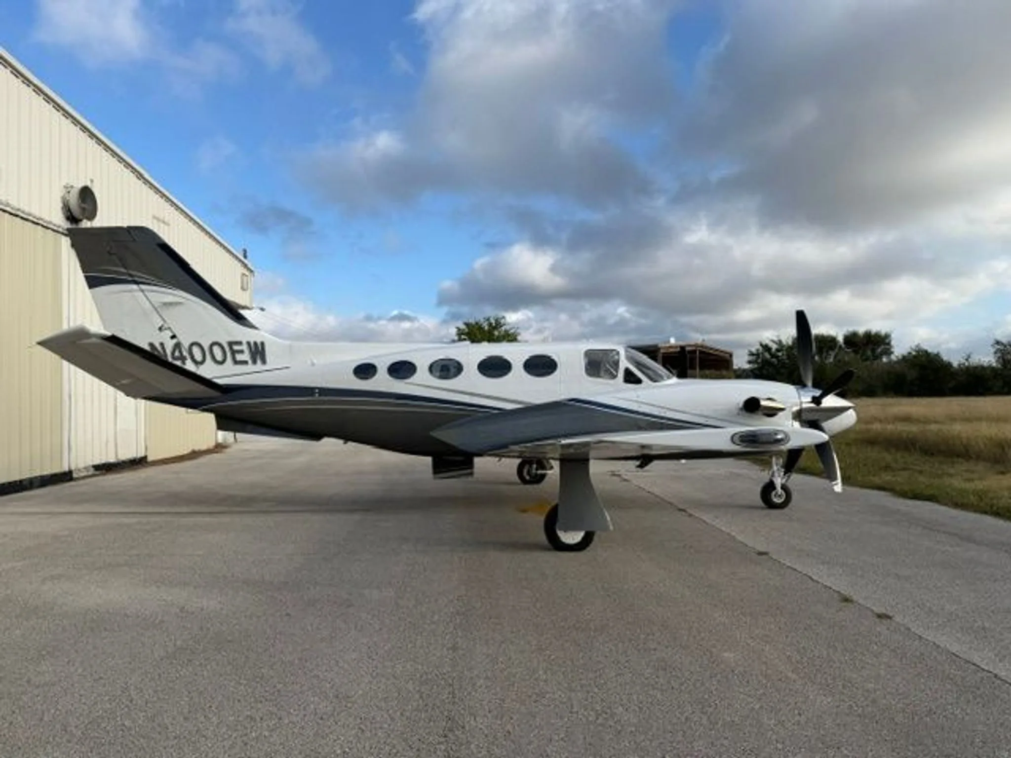 Exterior view of a 1981 CESSNA CONQUEST I, N400EW.