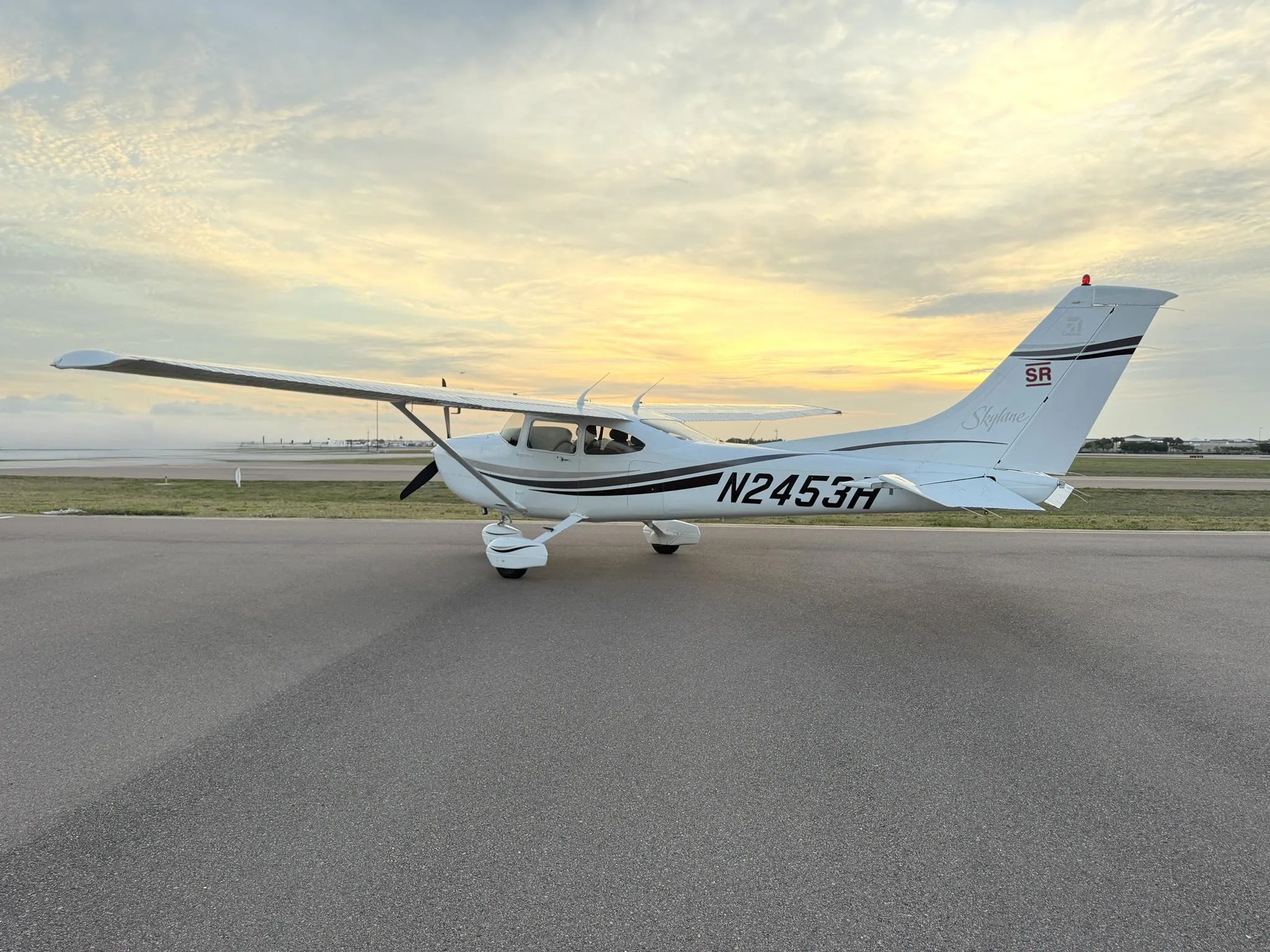 Exterior view of a 2000 CESSNA 182S SKYLANE, N2453H.