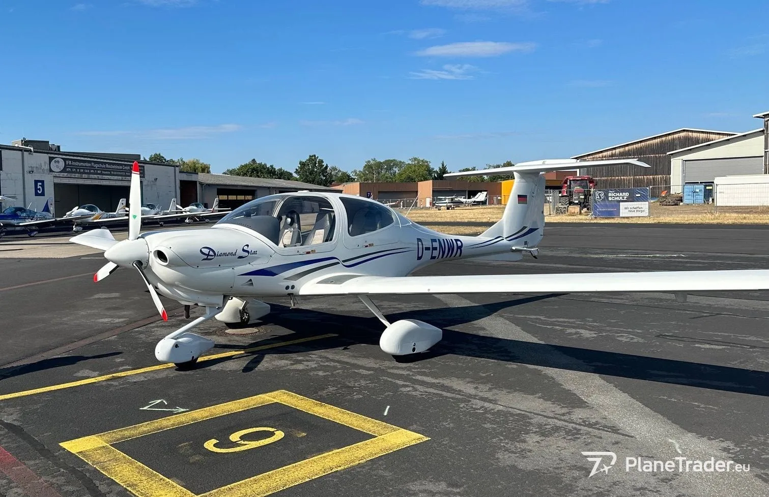 Exterior view of a 2001 Diamond DA40 STAR 180.