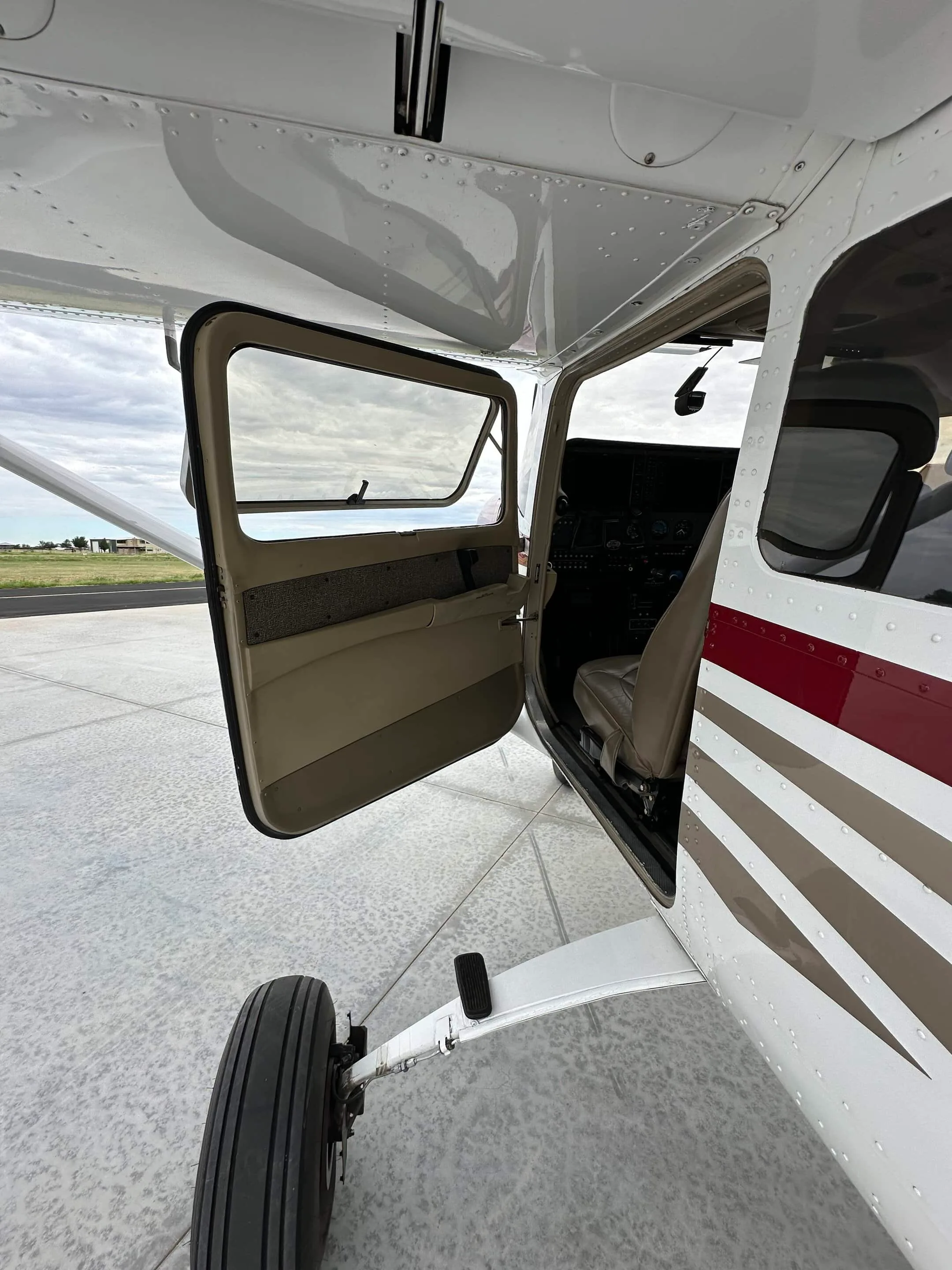 Cockpit and instrument panel of a 2004 Cessna T206H.