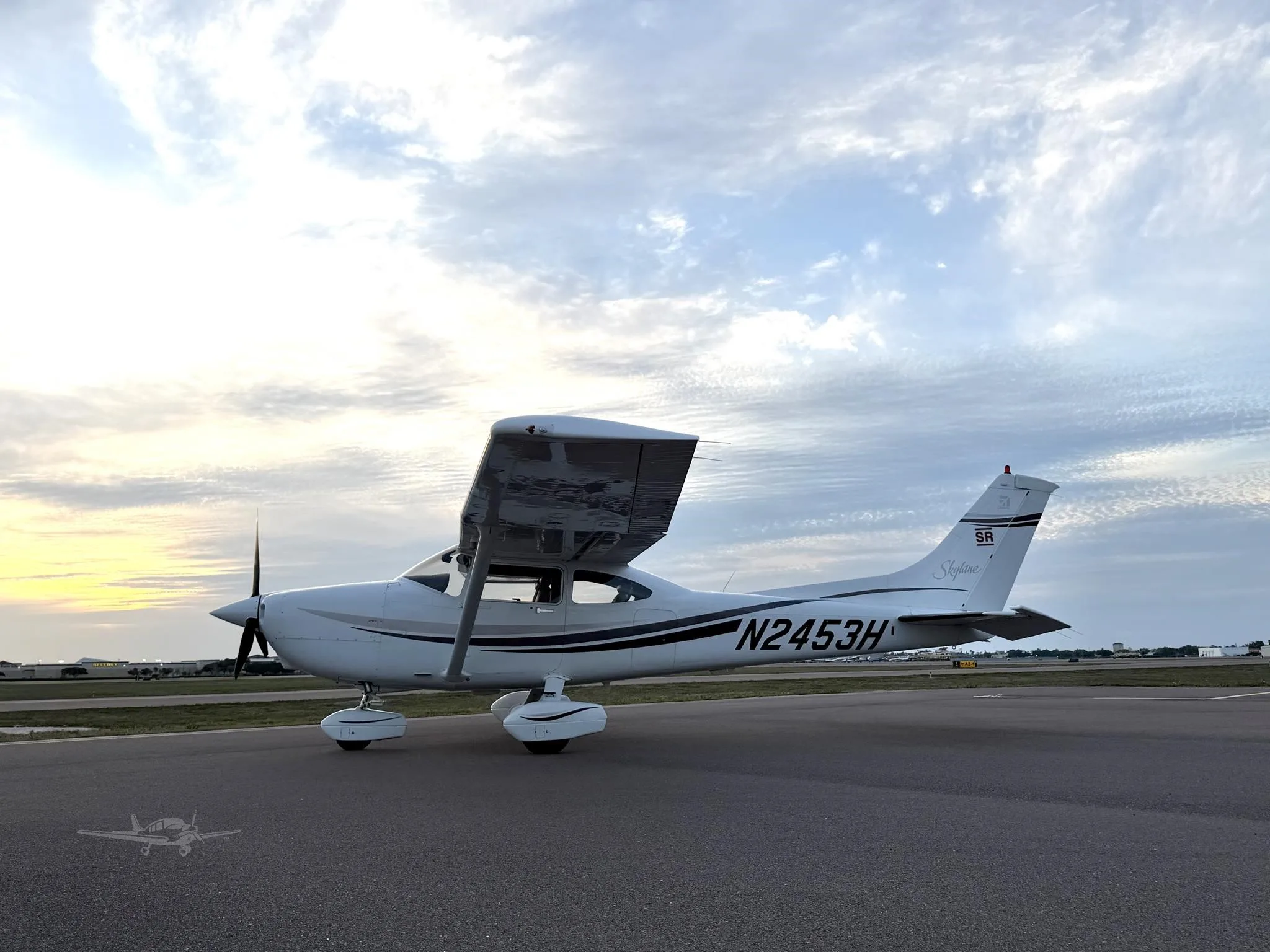 Exterior view of a 2000 CESSNA 182S SKYLANE, N2453H.