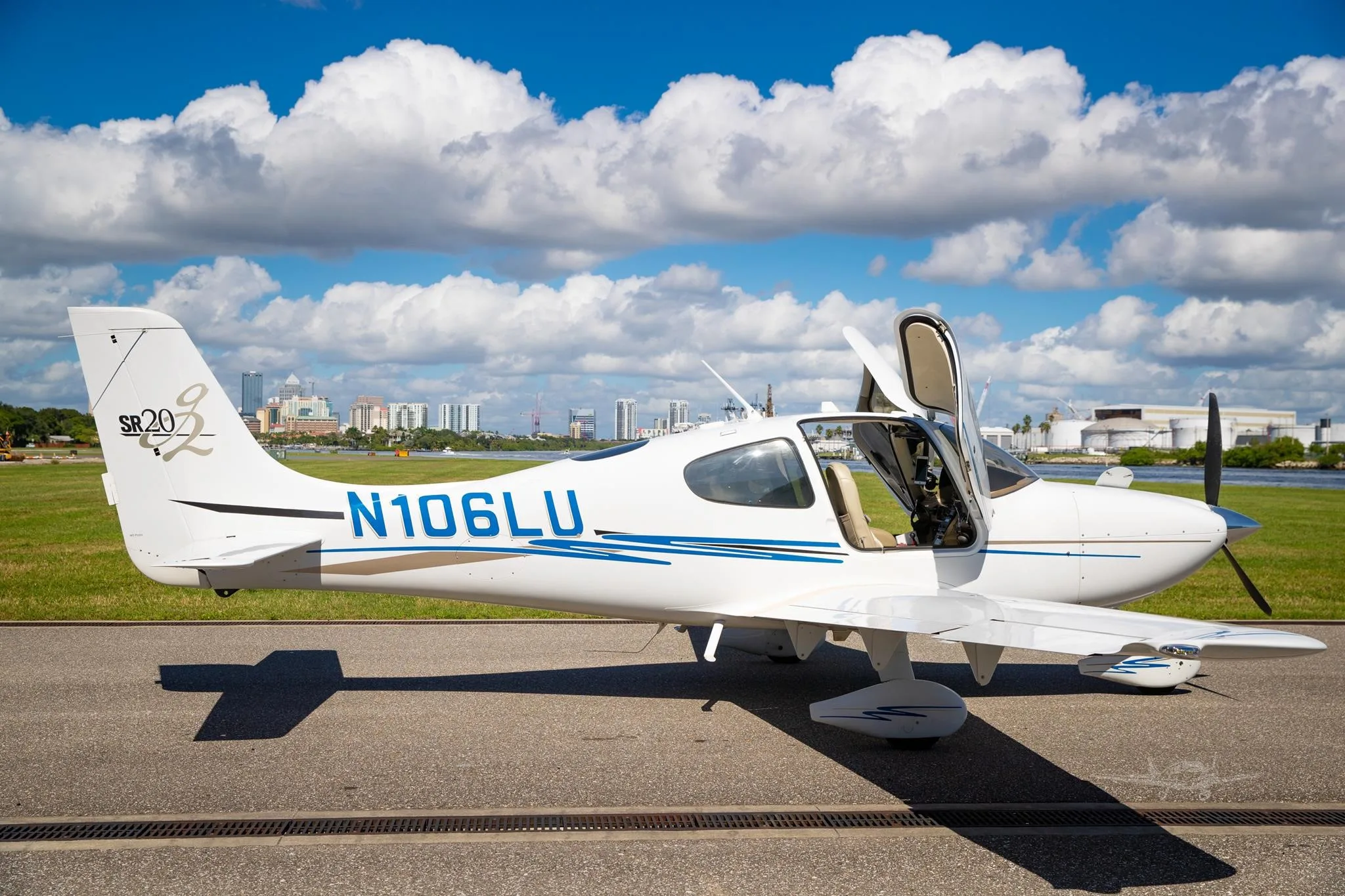 Exterior view of a 2005 CIRRUS SR20-G2, N106LU.