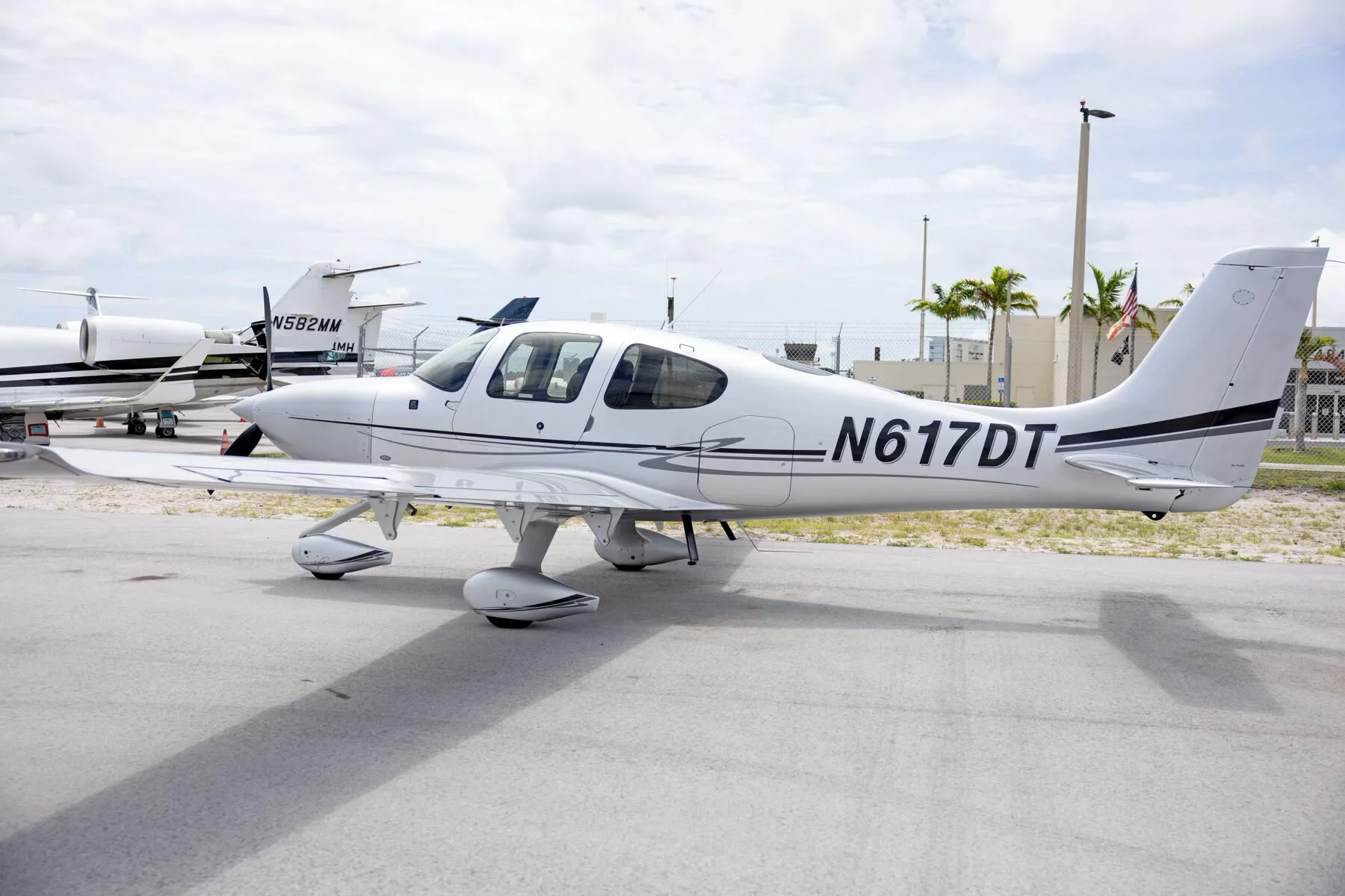 Exterior view of a 2015 Cirrus SR22-G5 GTS, N617DT.