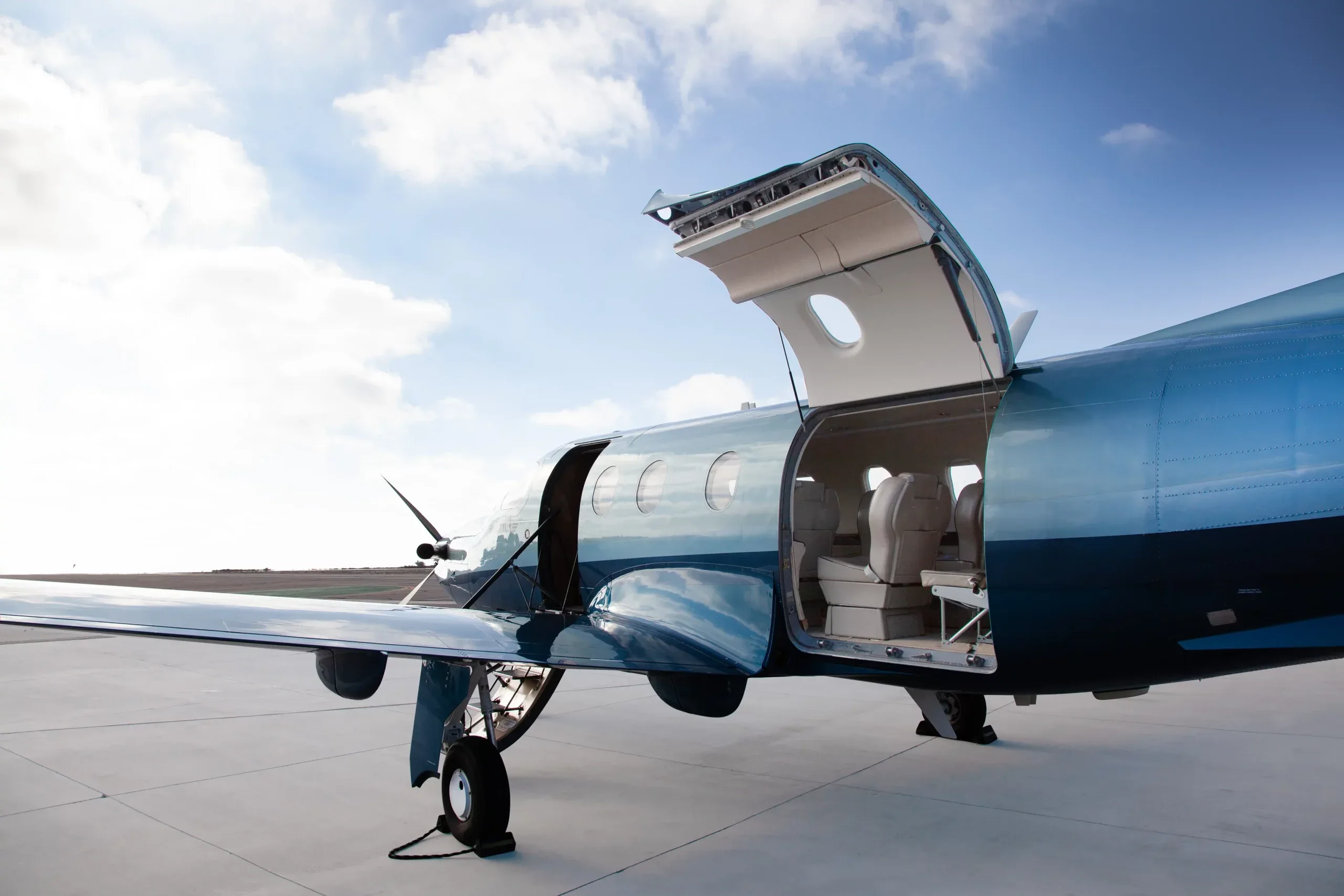 Exterior view of a 2007 Pilatus, N852FR.