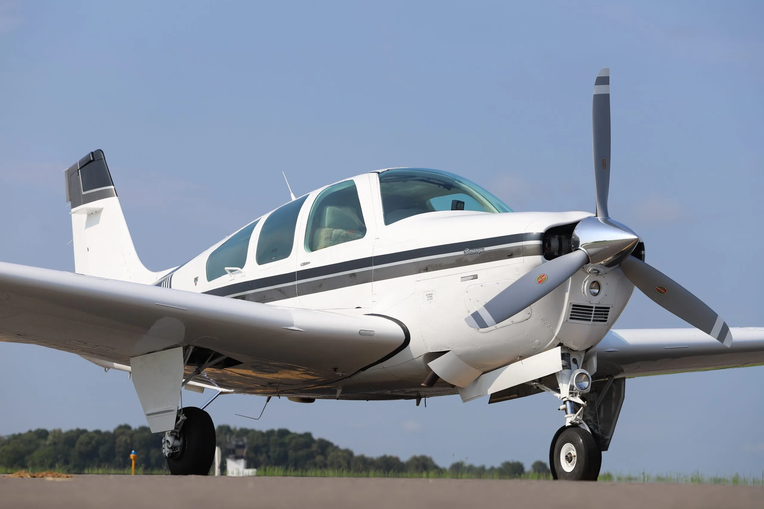 Exterior view of a 1993 Beechcraft F33A BONANZA.