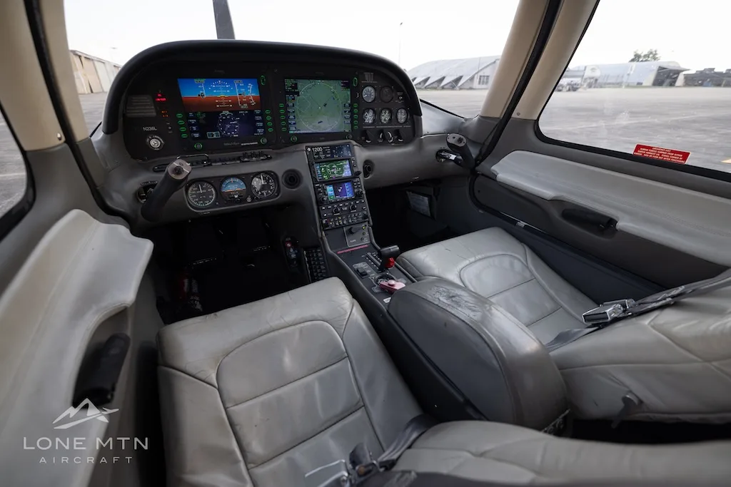 Avionics suite of a 2004 Cirrus SR22.