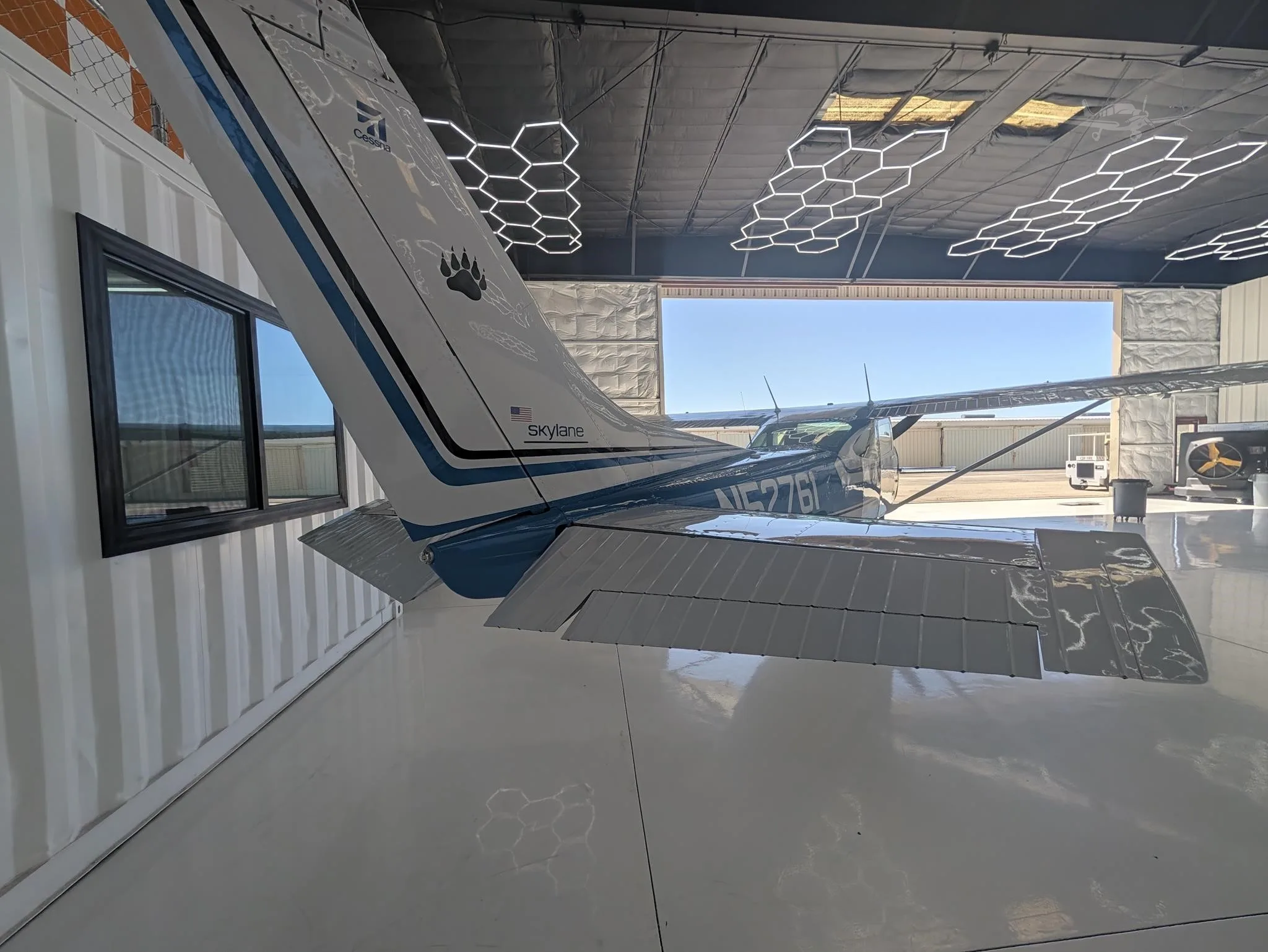 Exterior view of a CESSNA 182 SKYLANE, N52761.