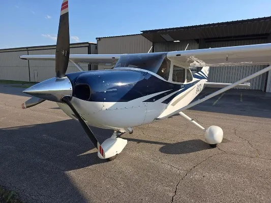 Exterior view of a 2006 Cessna 182T.