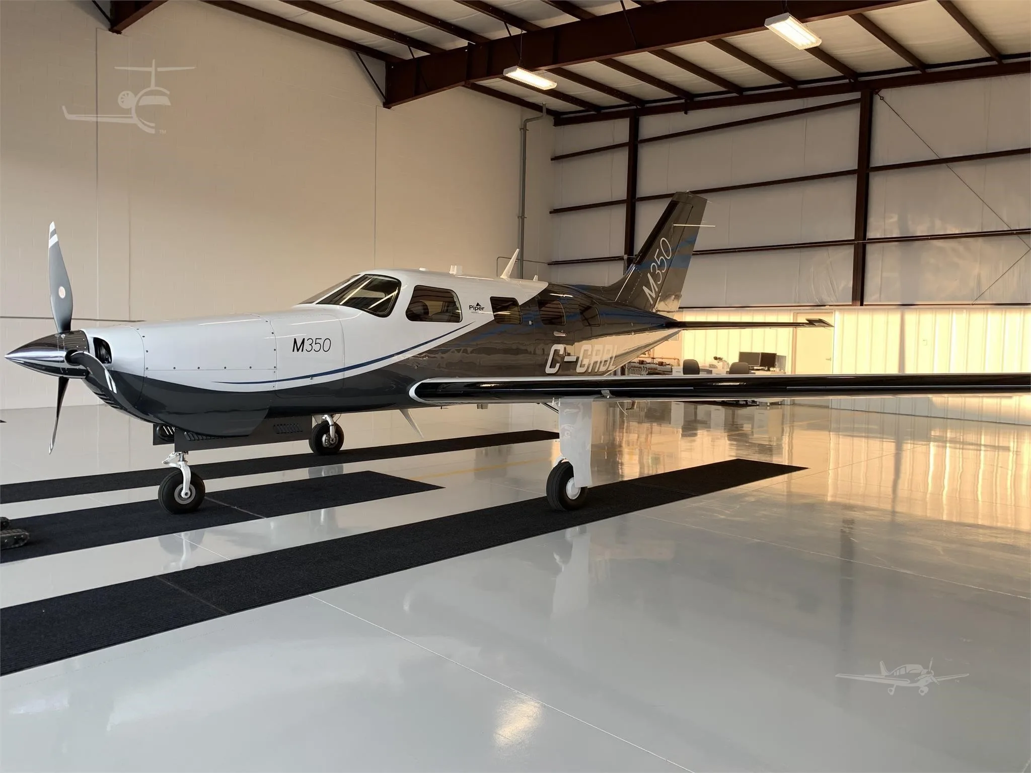 Exterior view of a 2021 PIPER M350, F-HNAL.
