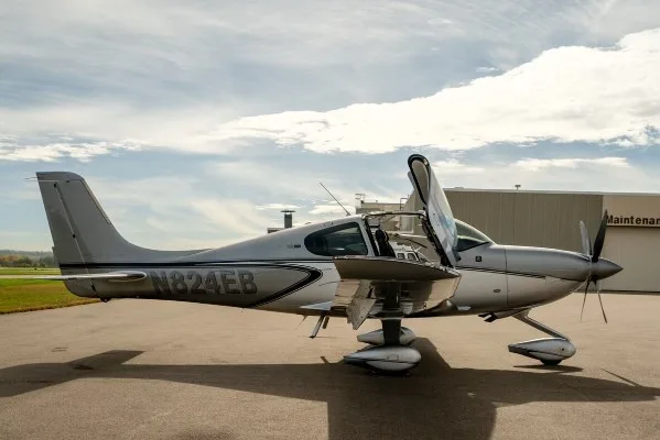 Exterior view of a 2023 Cirrus SR22T-G6, N824EB.