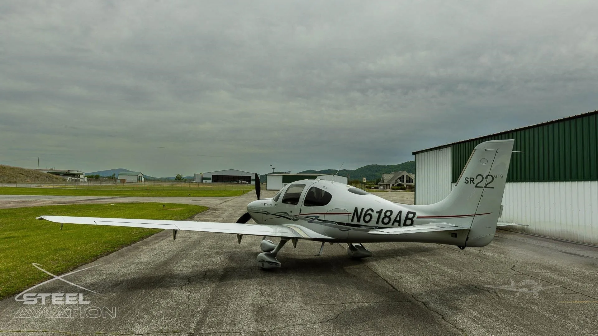 Exterior view of a 2010 CIRRUS SR22-G3, N618AB.