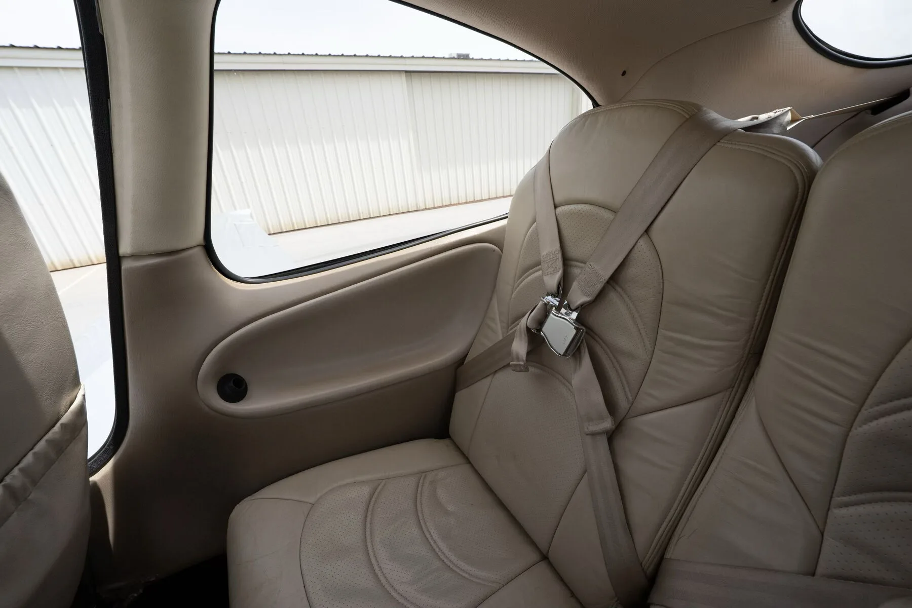 Cabin interior of a 2005 Cirrus SR22-G2.