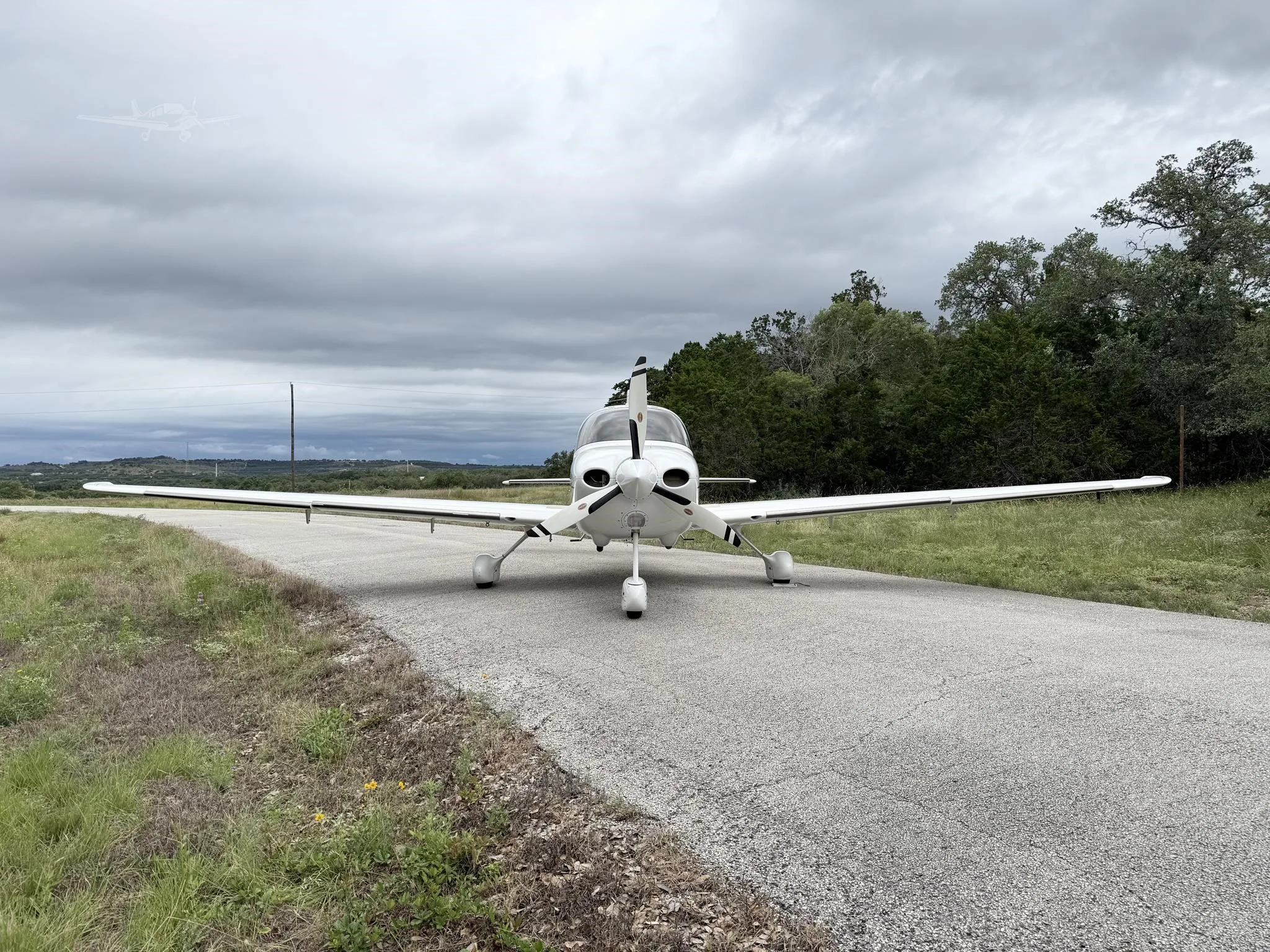 Exterior view of a 2004 CIRRUS SR22-G2, N813KP.