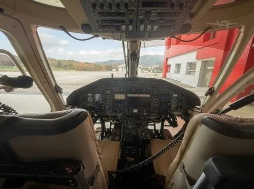 Cockpit and instrument panel of a 2005 BELL 430.