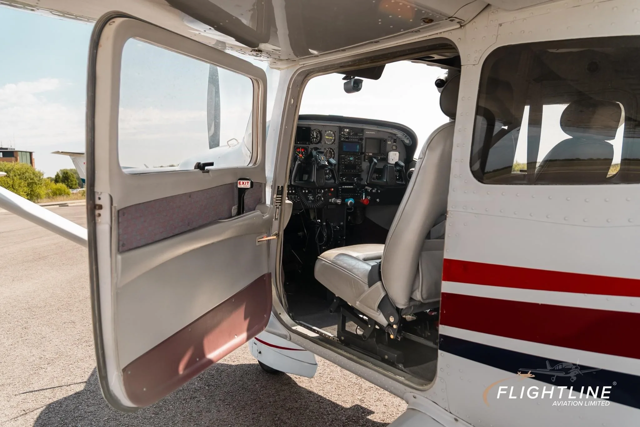 Cockpit and instrument panel of a 1999 CESSNA 182S SKYLANE.
