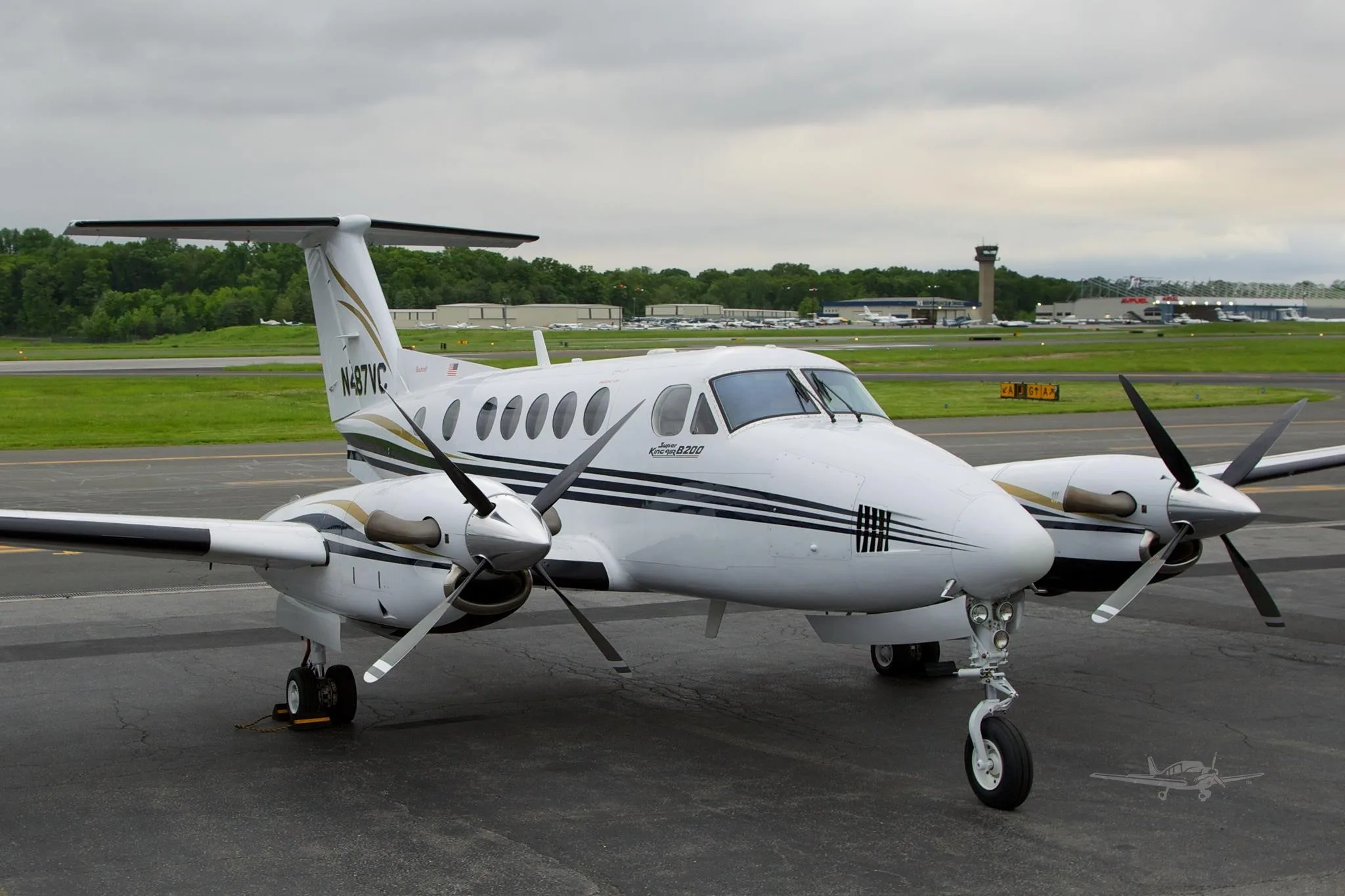 Exterior view of a 2001 BEECHCRAFT KING AIR B200, N487VC.