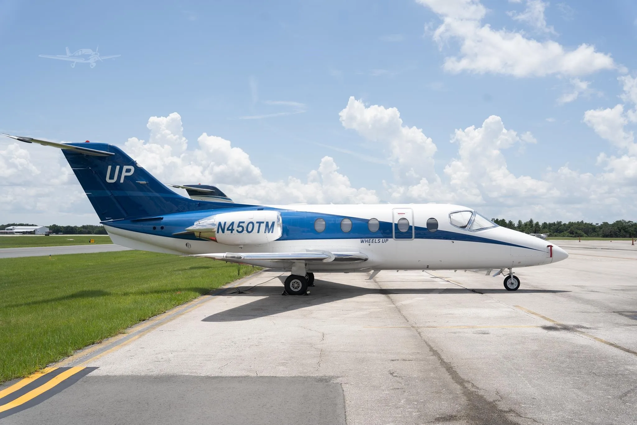 Exterior view of a 2007 HAWKER 400XP, N450TM.