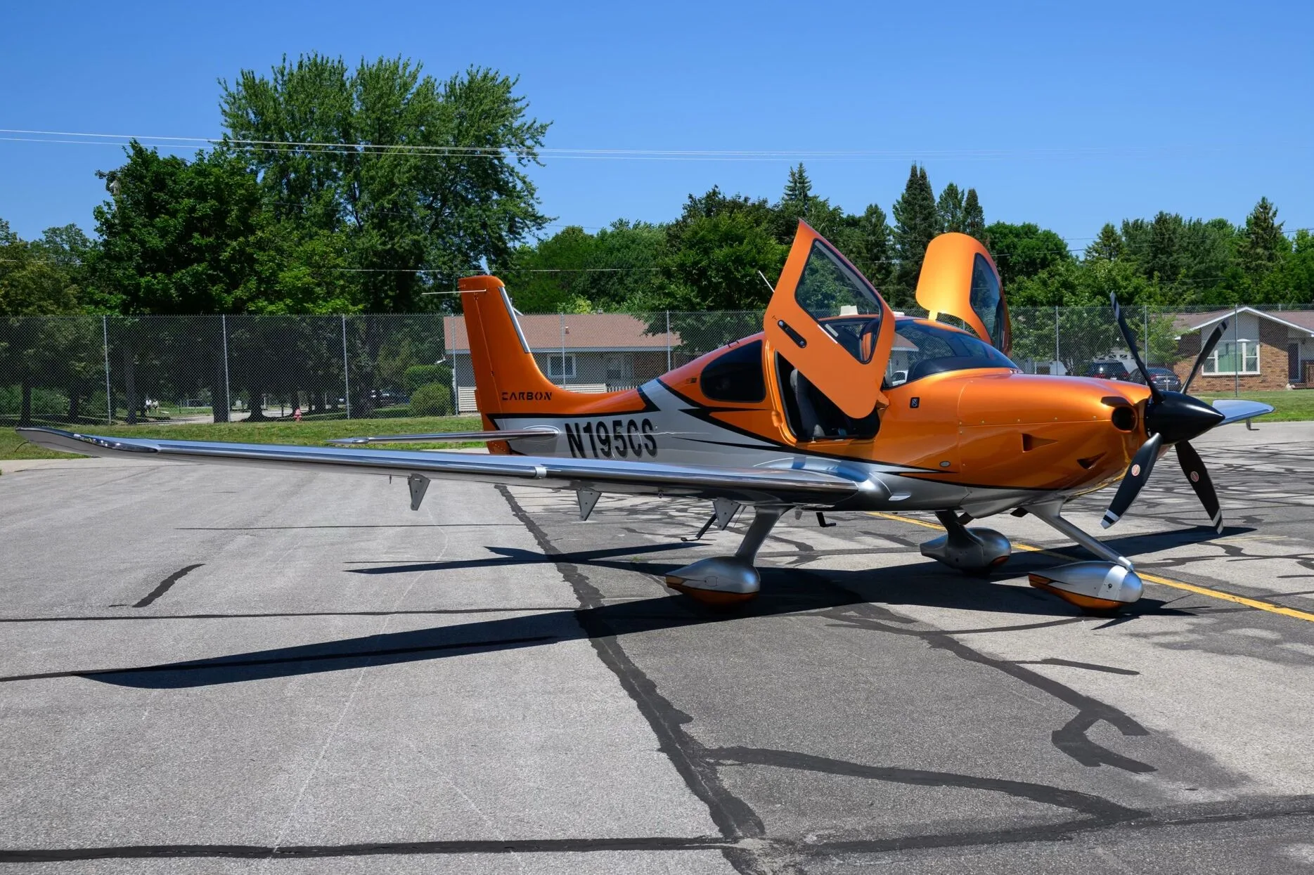 Exterior view of a 2023 Cirrus SR22T, N195CS.