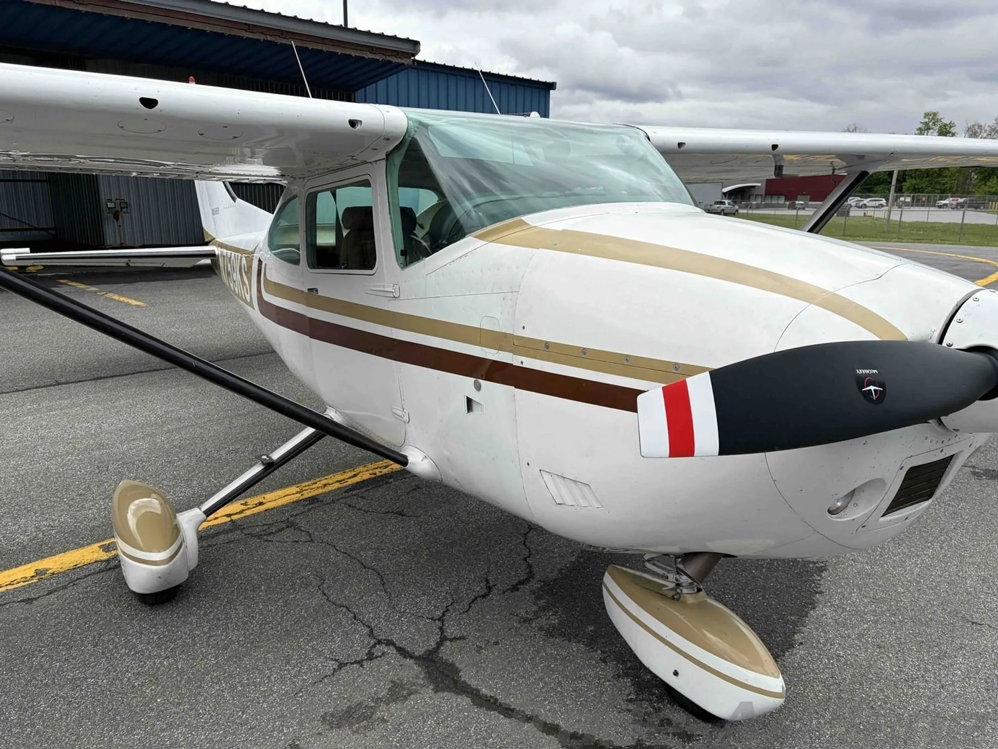 Exterior view of a 1977 CESSNA 182Q SKYLANE, N759KS.