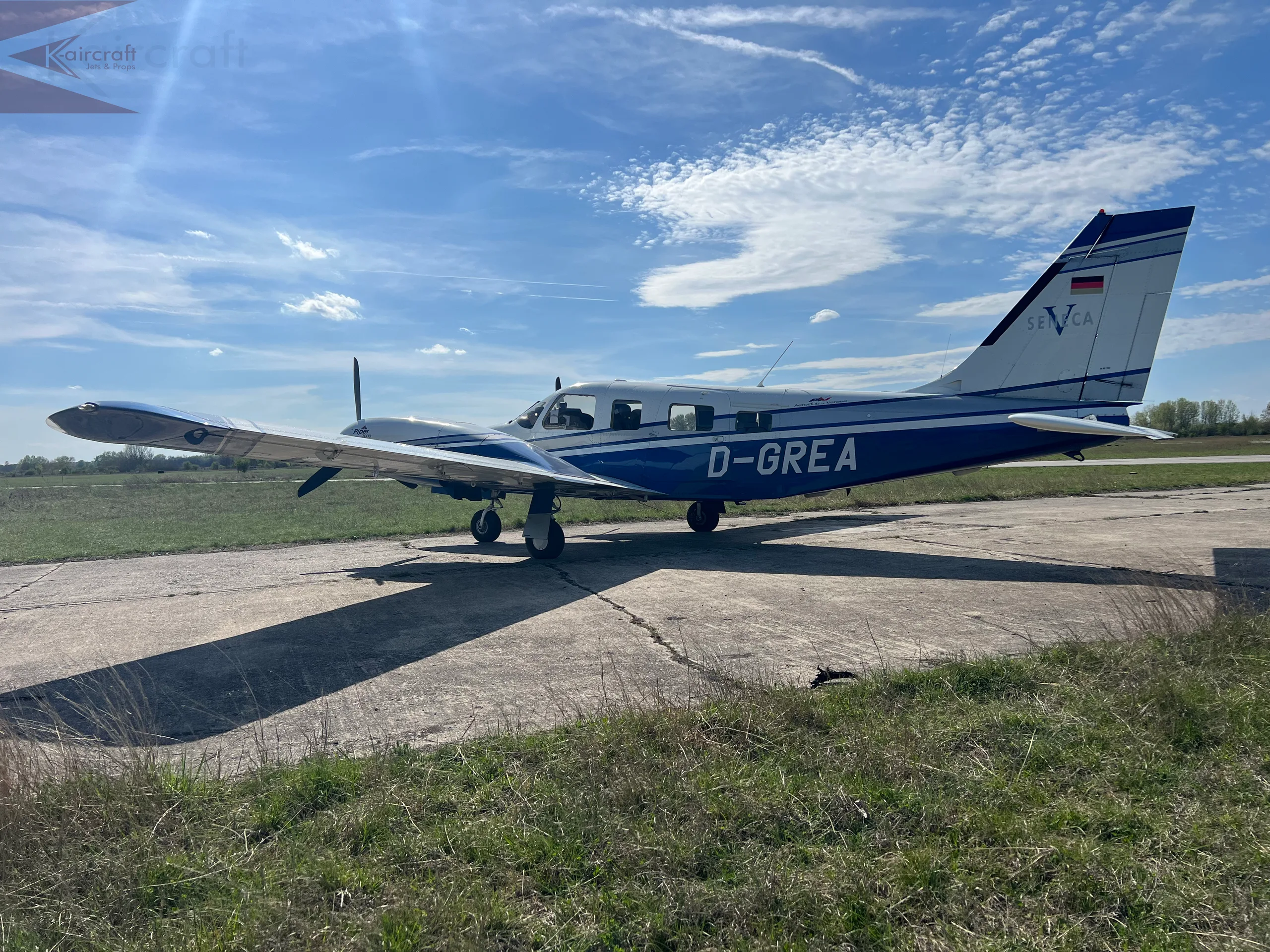 Exterior view of a 2000 Piper pa 34 220t seneca v 436.