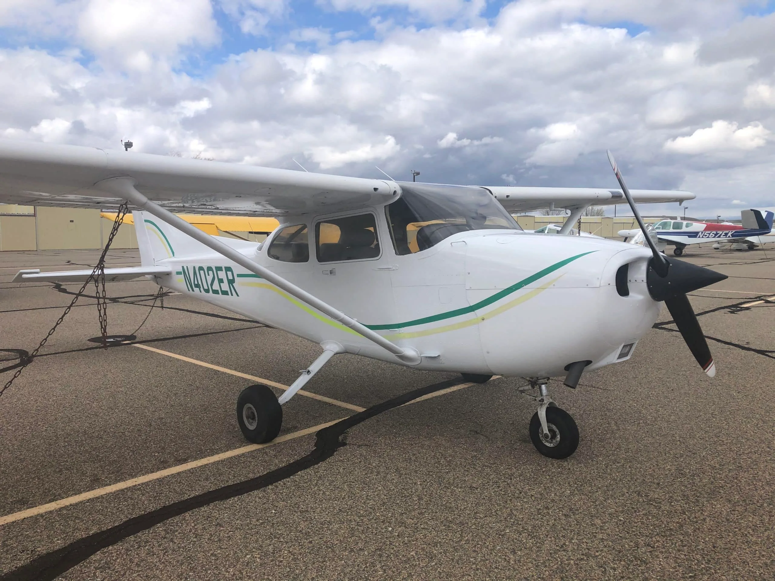 Exterior view of a Cessna C-172R Skyhawk, N402ER.