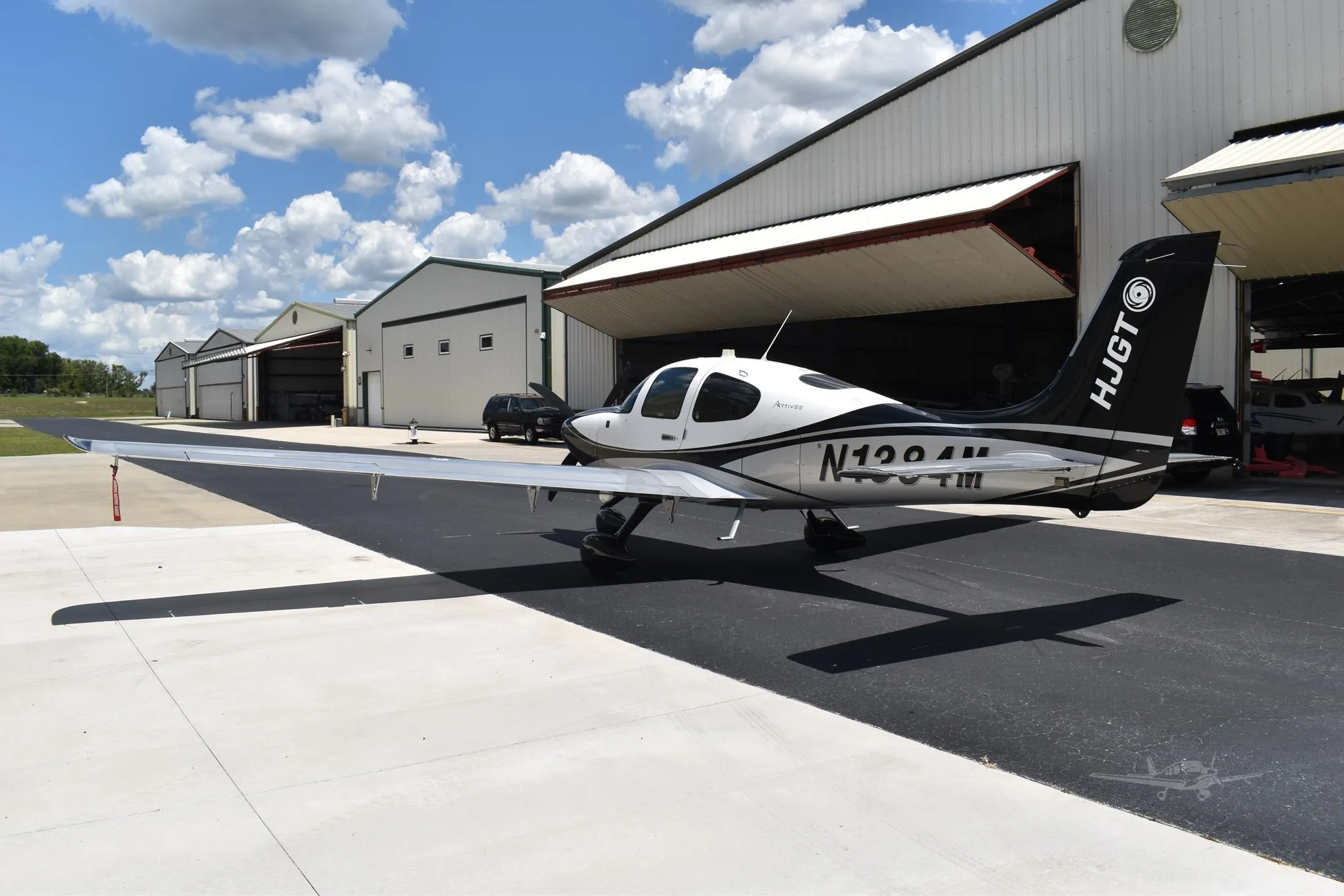 Exterior view of a 2023 CIRRUS SR22-G6 TURBO, N1384M.