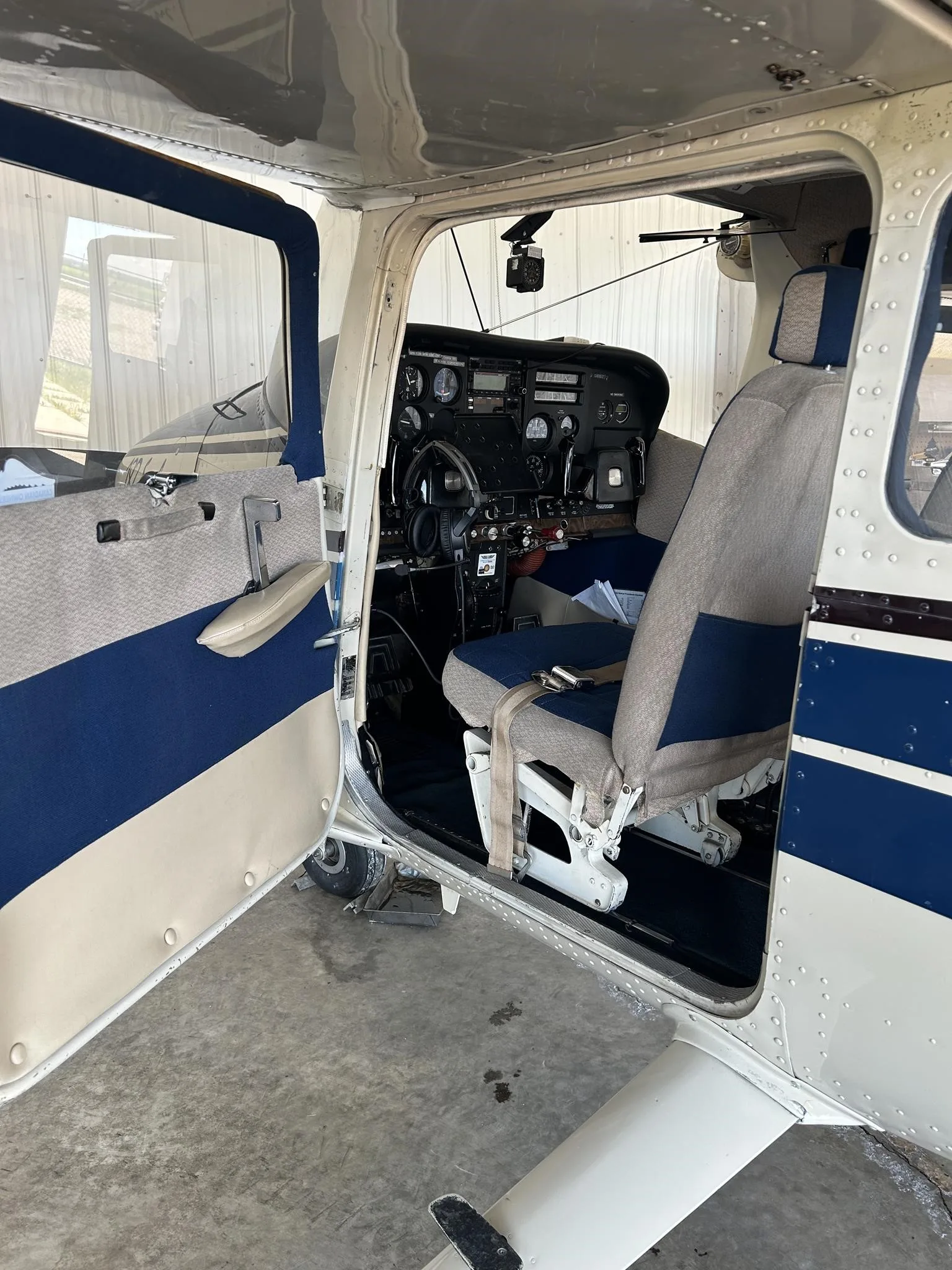Cockpit and instrument panel of a 1976 CESSNA 182P SKYLANE.