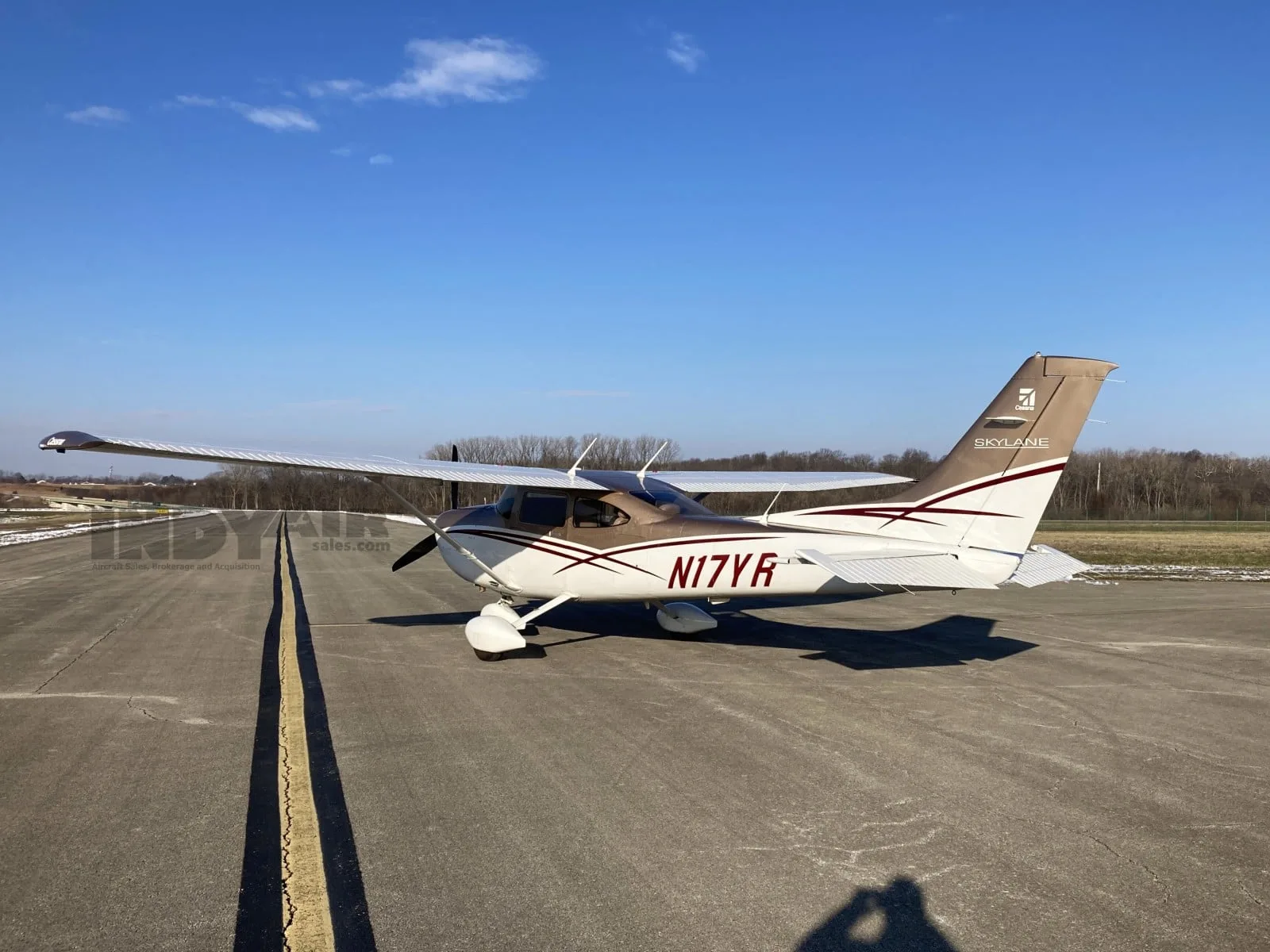 Exterior view of a 2016 Cessna 182T, N17YR.