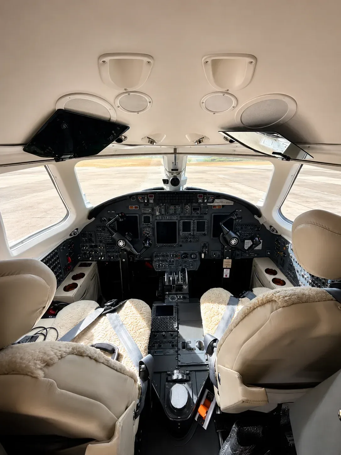 Cockpit and instrument panel of a Cessna Aircraft CITATION EXCEL 560XL.