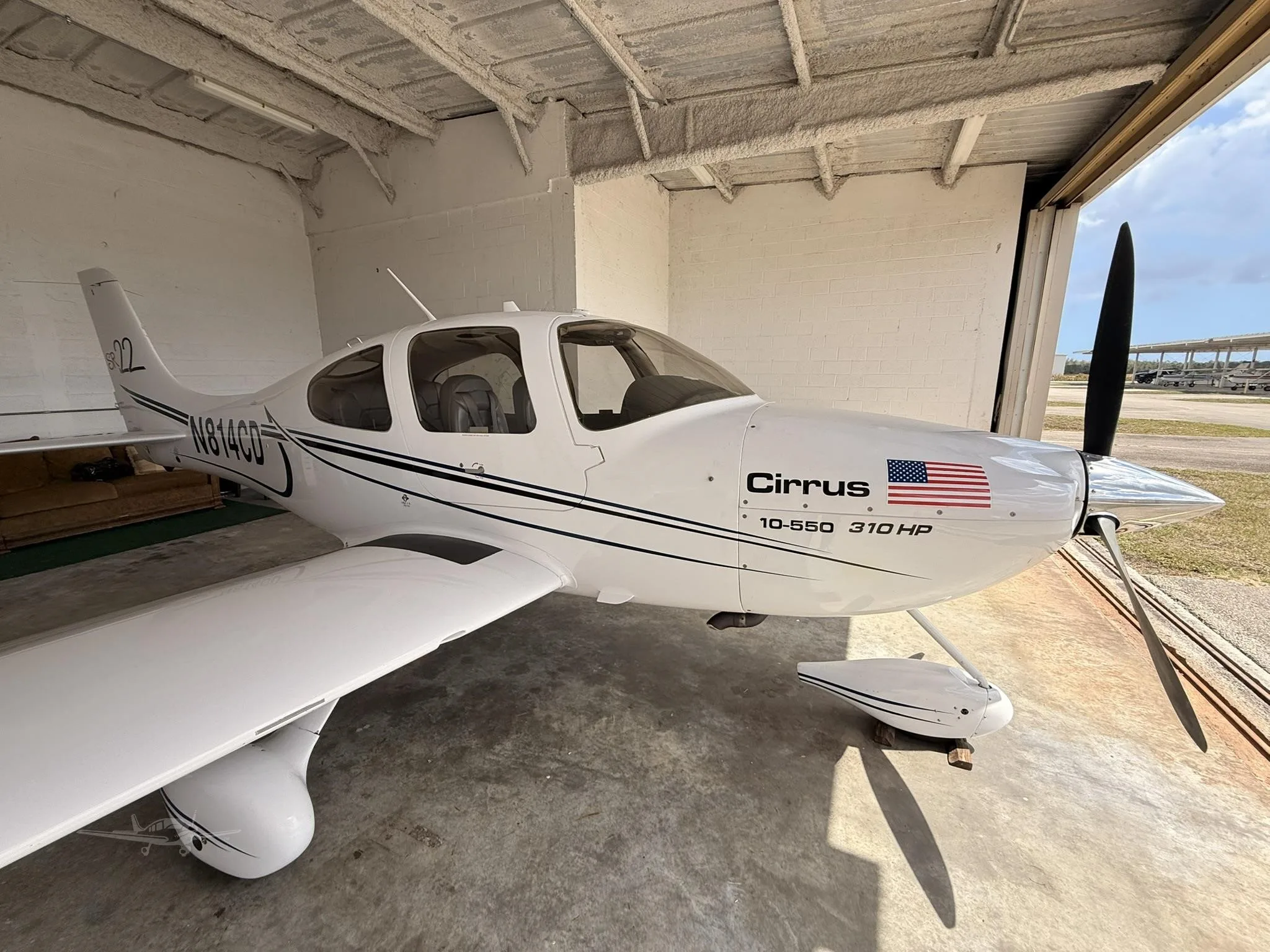 Exterior view of a 2002 CIRRUS SR22, N814CD.