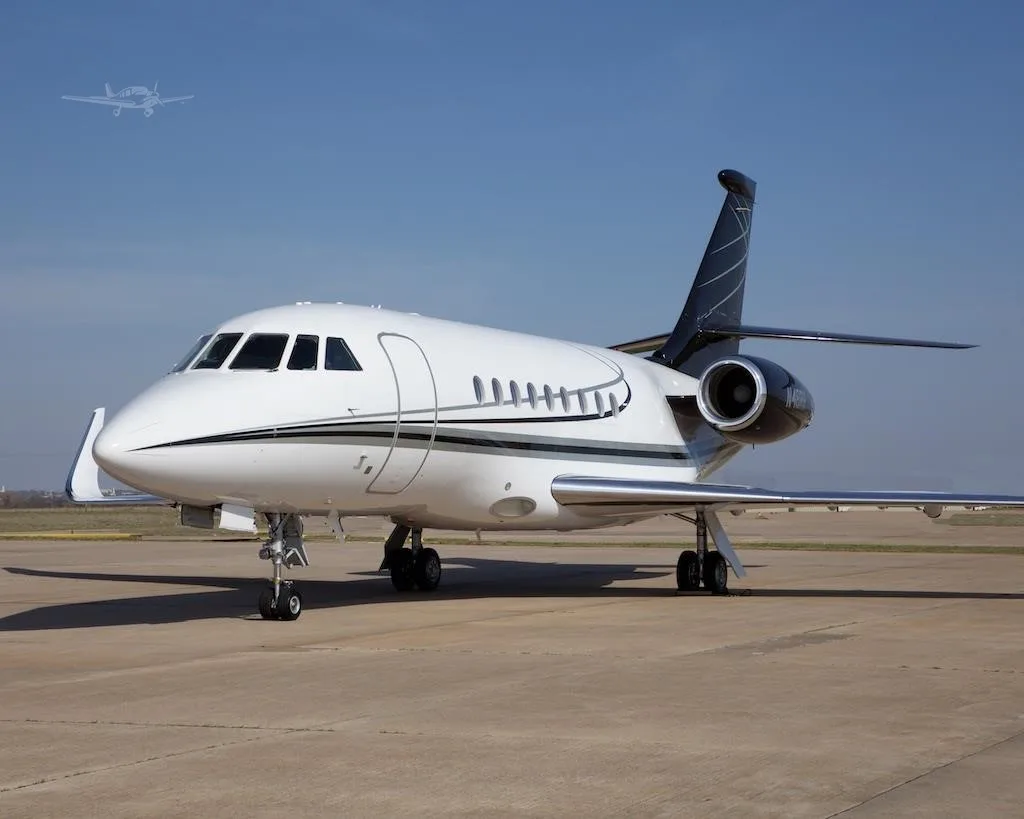 Exterior view of a 2006 DASSAULT FALCON 2000LX, N48RR.
