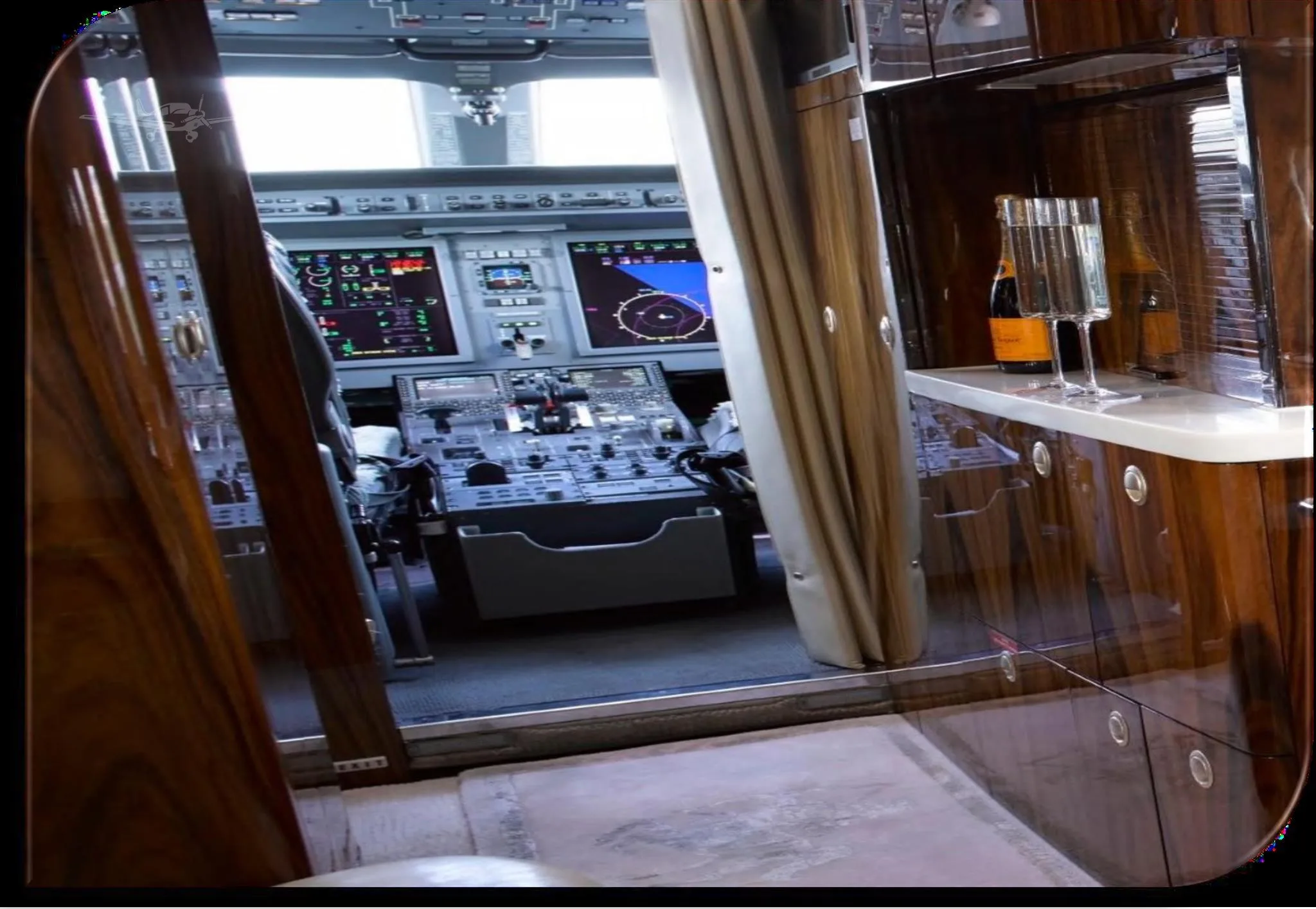 Cockpit and instrument panel of a 2009 GULFSTREAM G150.